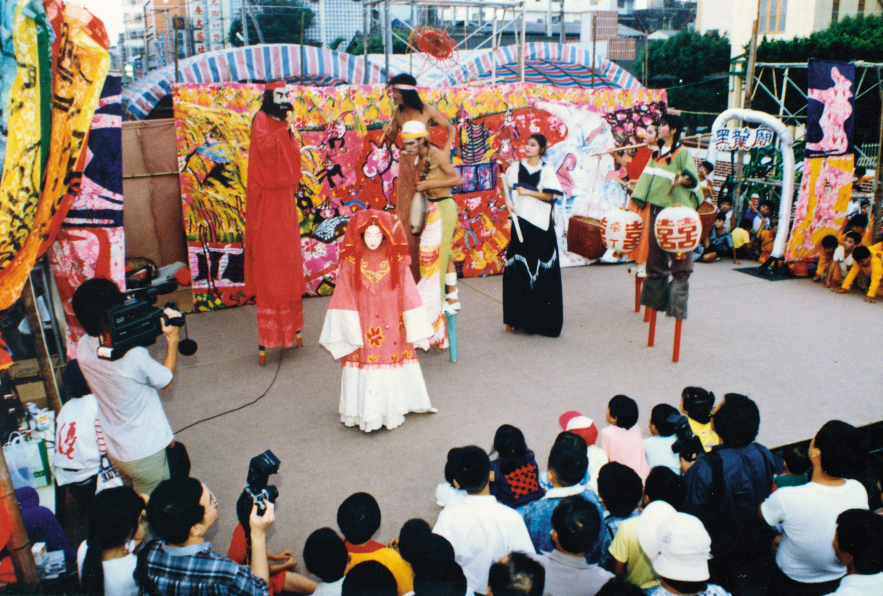 「溯計畫」中的《七彩溪水落地掃》於1990年巡迴台灣野台演出。（優人文化藝術基金會提供）
