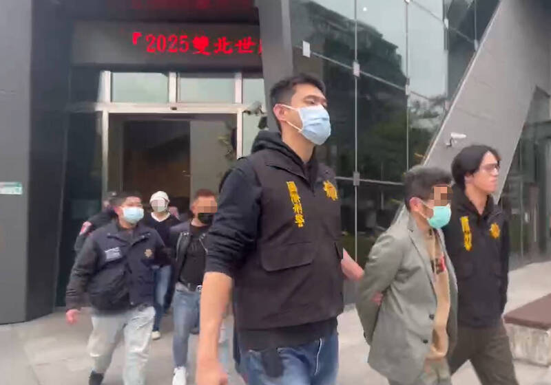 日本稻川會幹部野口晴寬（中）、深町道寬來台，買完毒品後轉交日籍人士企圖闖關走私回日本。（翻攝畫面）