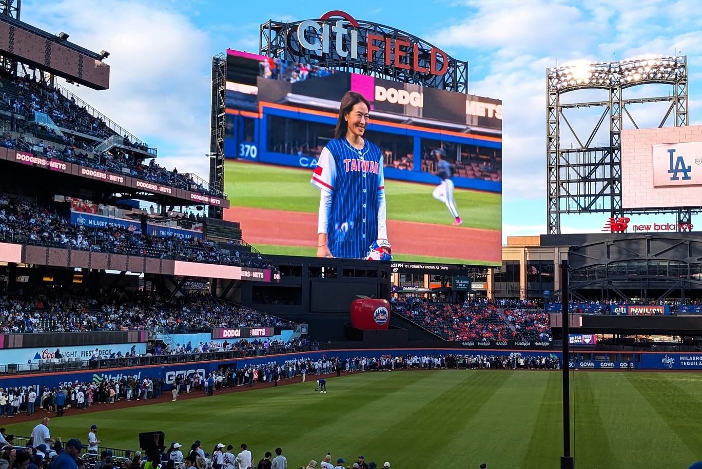 賈永婕日前赴美，為24日美國職棒大聯盟紐約大都會台灣日活動擔任開球嘉賓。（翻攝自賈永婕的跑跳人生臉書）