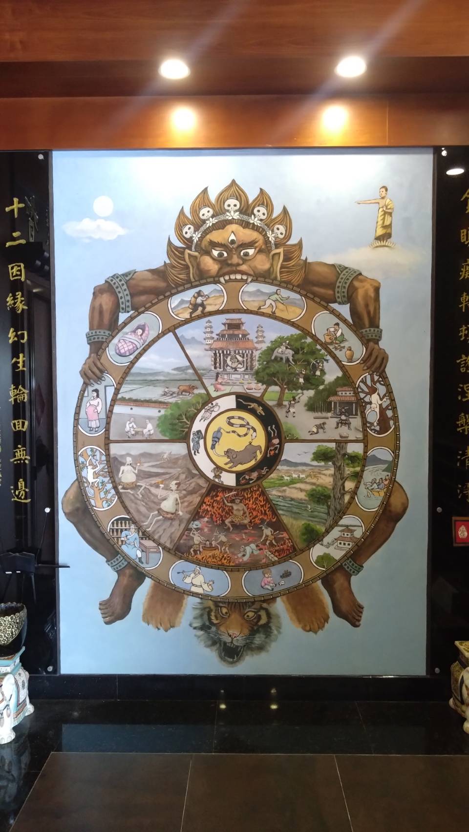 台灣最大的六道輪迴圖油畫壁畫，在高雄仁武的古嚴寺的內牆 。（陳立德提供）