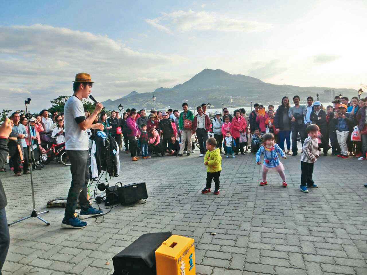從淡水捷運站表演Beatbox出發，香蕉說錢是風吹日曬雨淋來的，每塊錢都不能浪費。（翻攝香蕉王俊傑臉書）