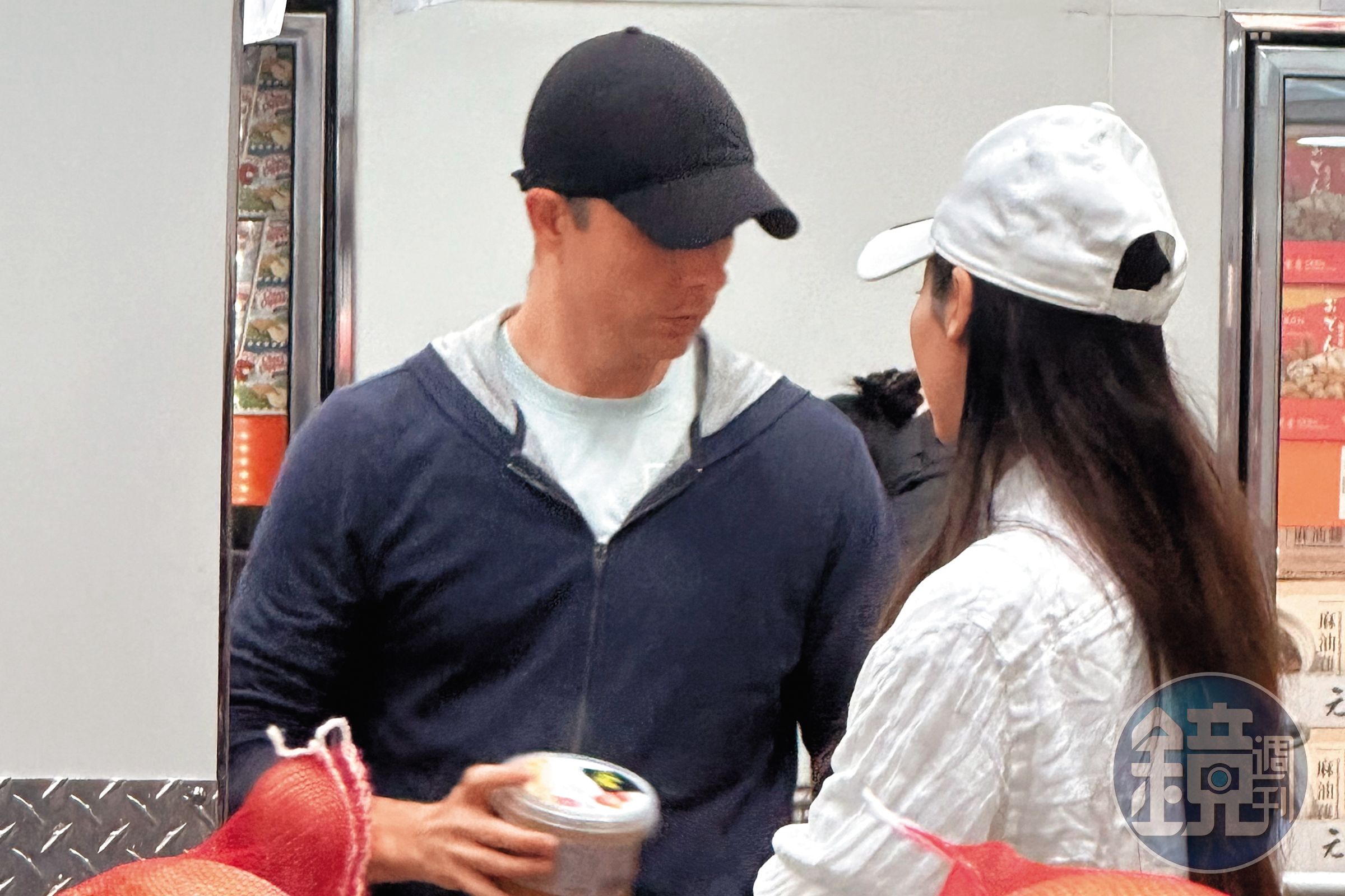 12/30,12:01,謝沛恩與洋男友逛美式賣場,兩人主攻生鮮食材,對品質很講究。