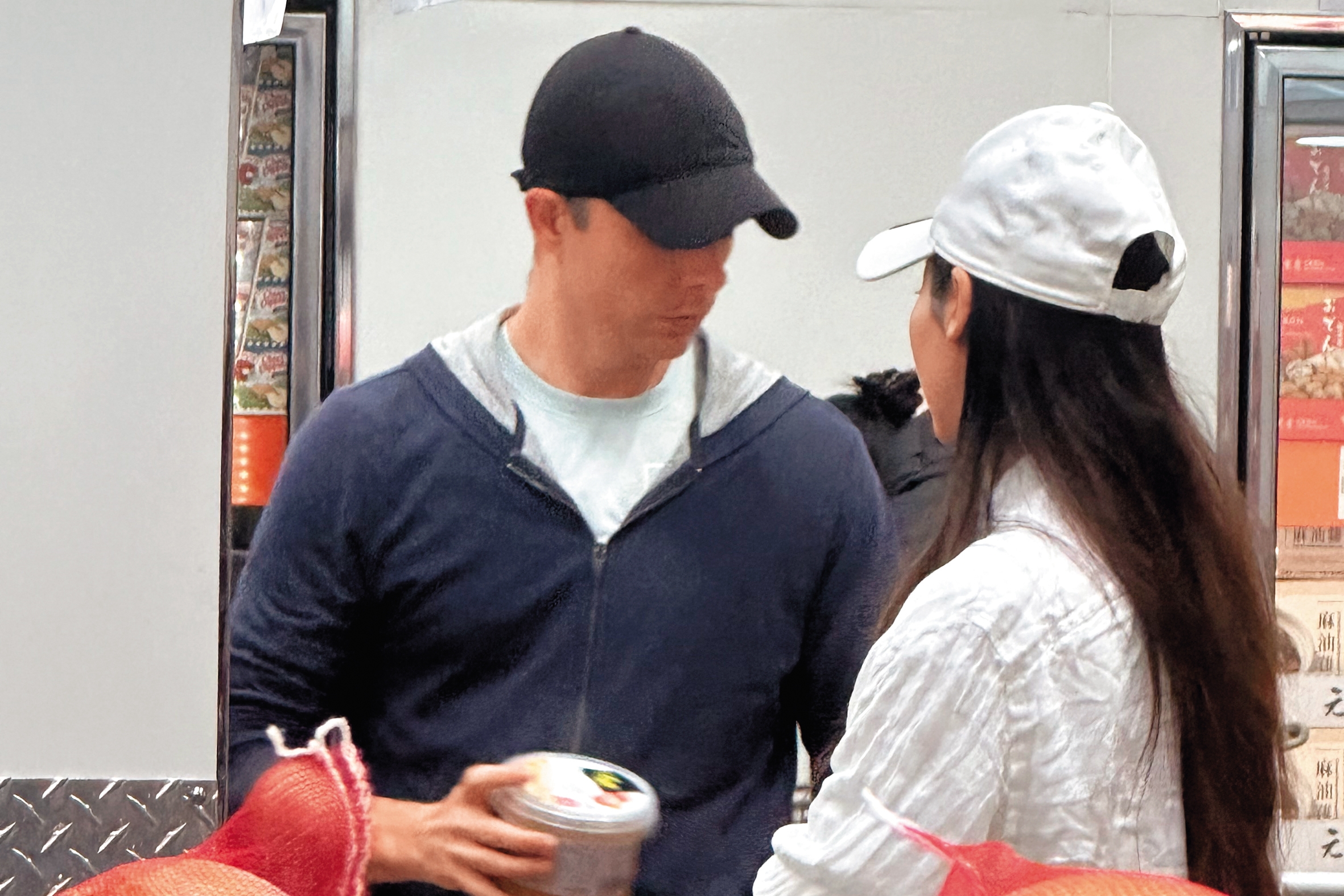 12/30，12:01，謝沛恩與洋男友逛美式賣場，兩人主攻生鮮食材，對品質很講究。