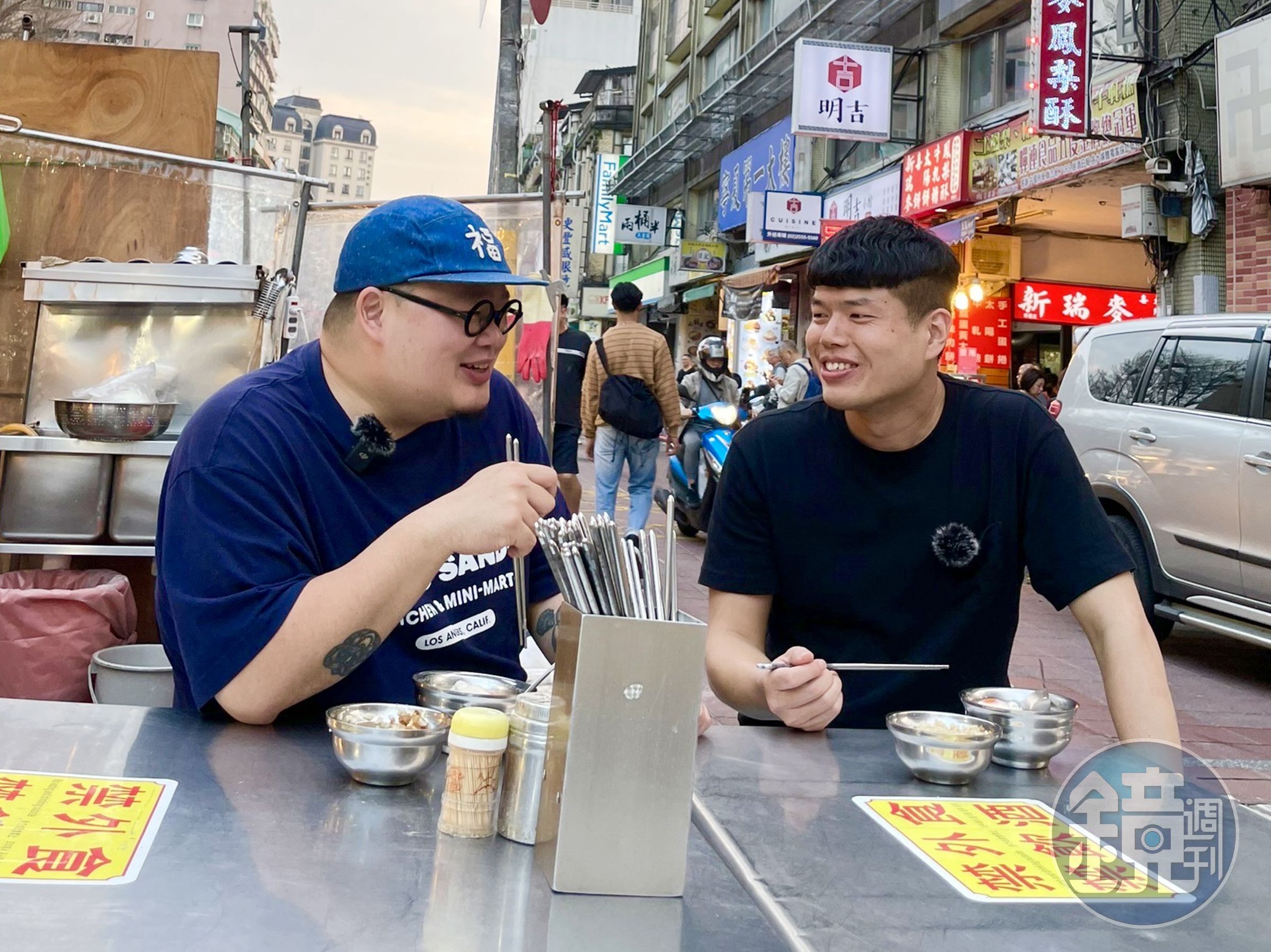 主廚Nobu（圖左）帶著同樣愛吃滷肉飯的記者梁孝傑（圖右），品嘗他的愛店清單。
