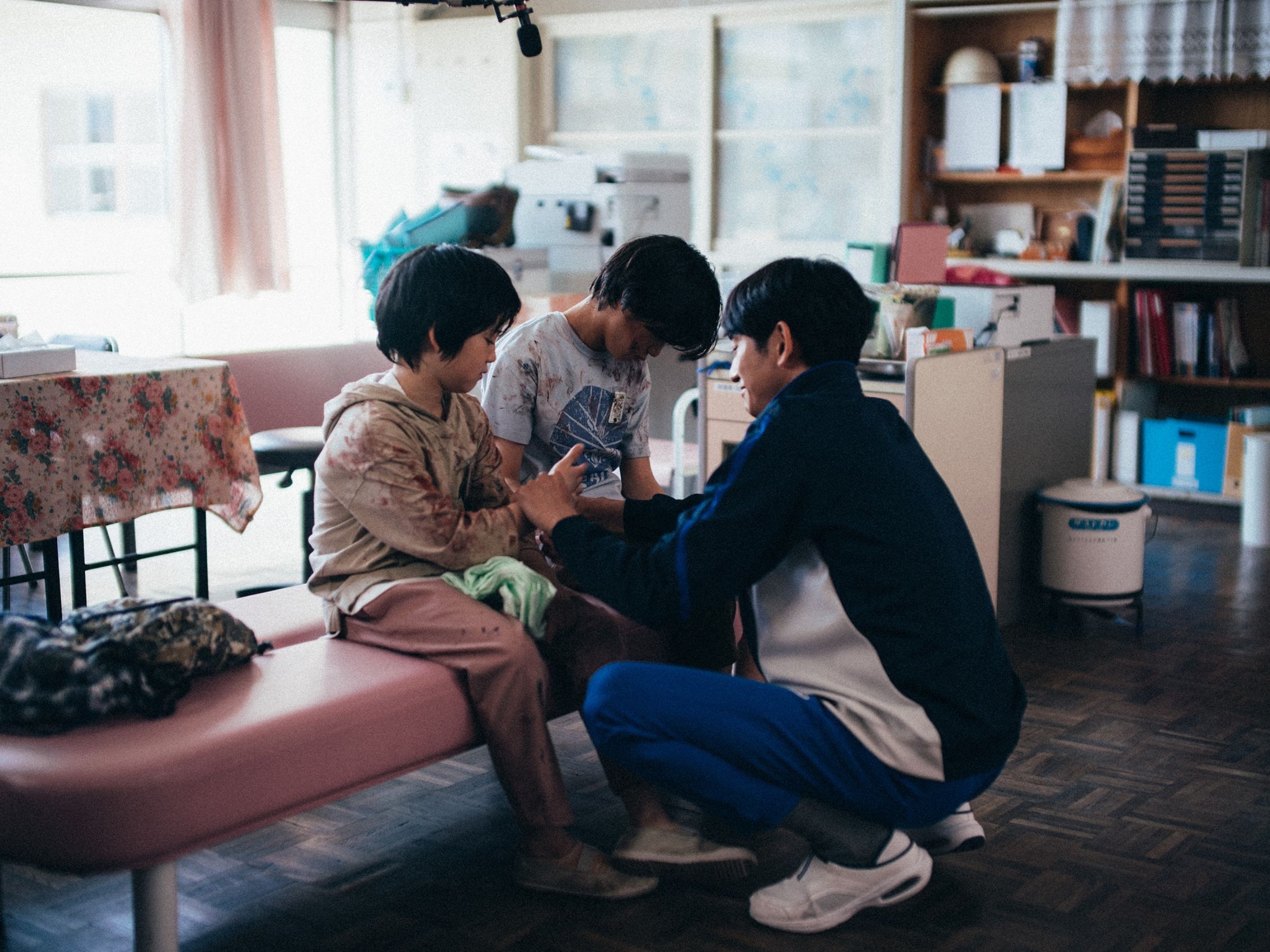 永山瑛太(右)在電影《怪物》飾演柊木陽太(左)、黑川想矢(中)班導,因一場校園衝突成為眾矢之的。(車庫娛樂提供)