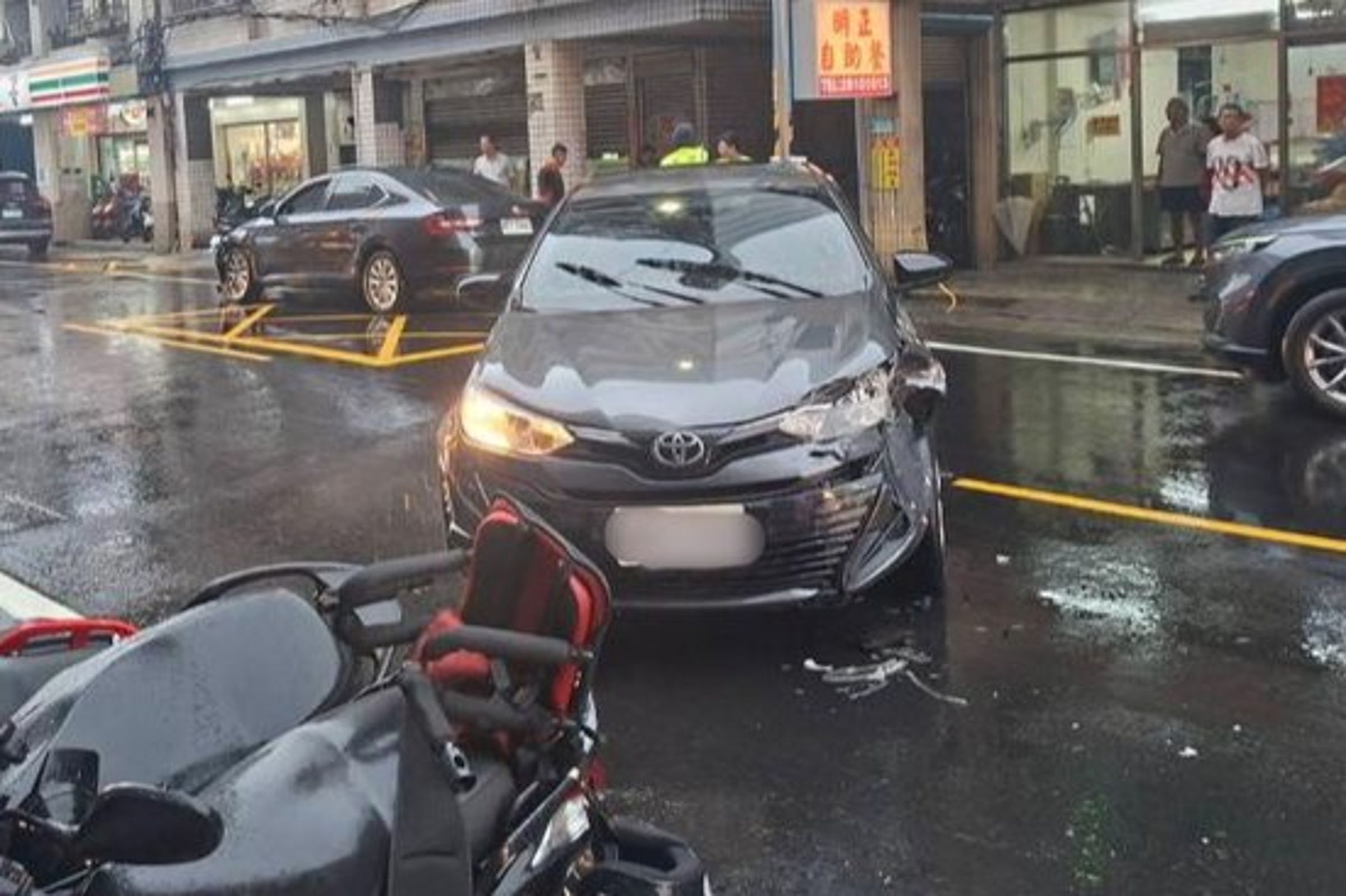 新北市八里區昨日發生自撞車禍，警方到場後發現駕駛涉嫌毒駕。（翻攝畫面）