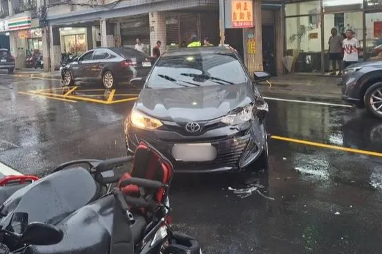 新北市八里區昨日發生自撞車禍，警方到場後發現駕駛涉嫌毒駕。（翻攝畫面）