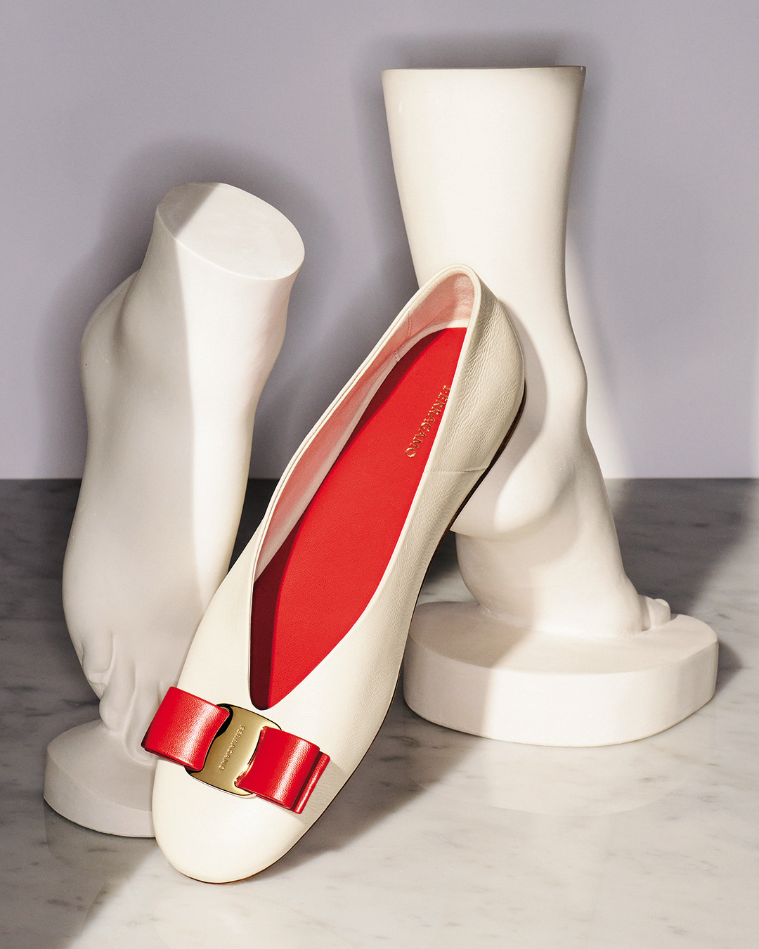 V形鞋口白色配紅色蝴蝶結Vara。NT$25,500（Ferragamo提供）