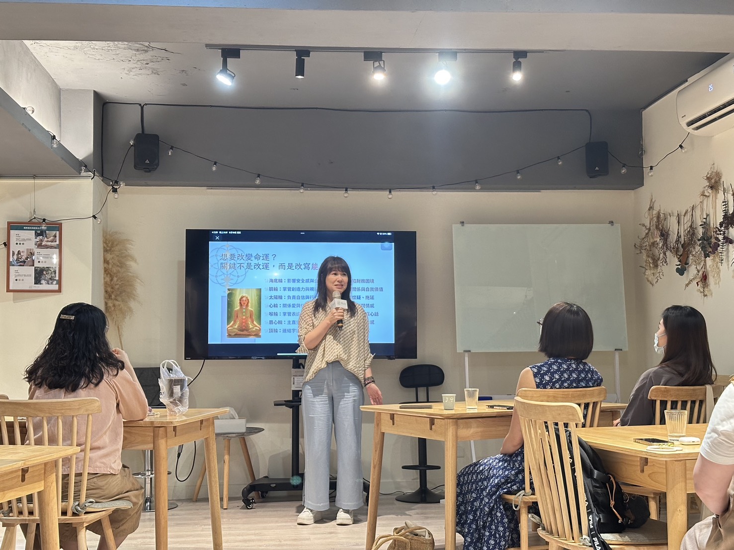 心光維度總監Melissa 萱老師表示，公益身心靈市集將邀多位命理、能量療癒與水晶專業老師共同參與。（心光維度提供）