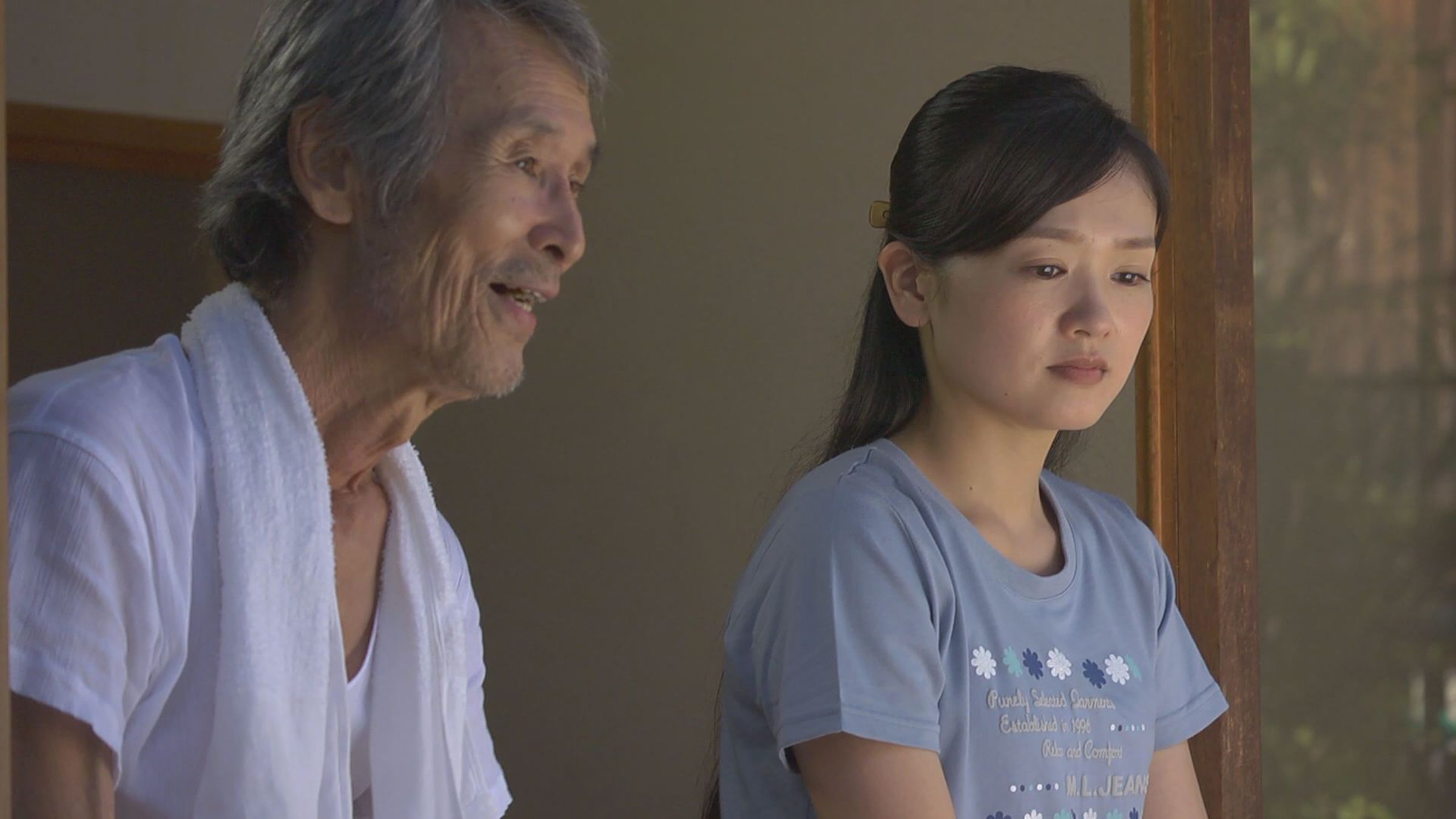 沙倉優乃(右)與已故日本時代劇傳奇演員福本清三(左)曾合演安田淳一導演前一部電影《吃飯》。(劇照)