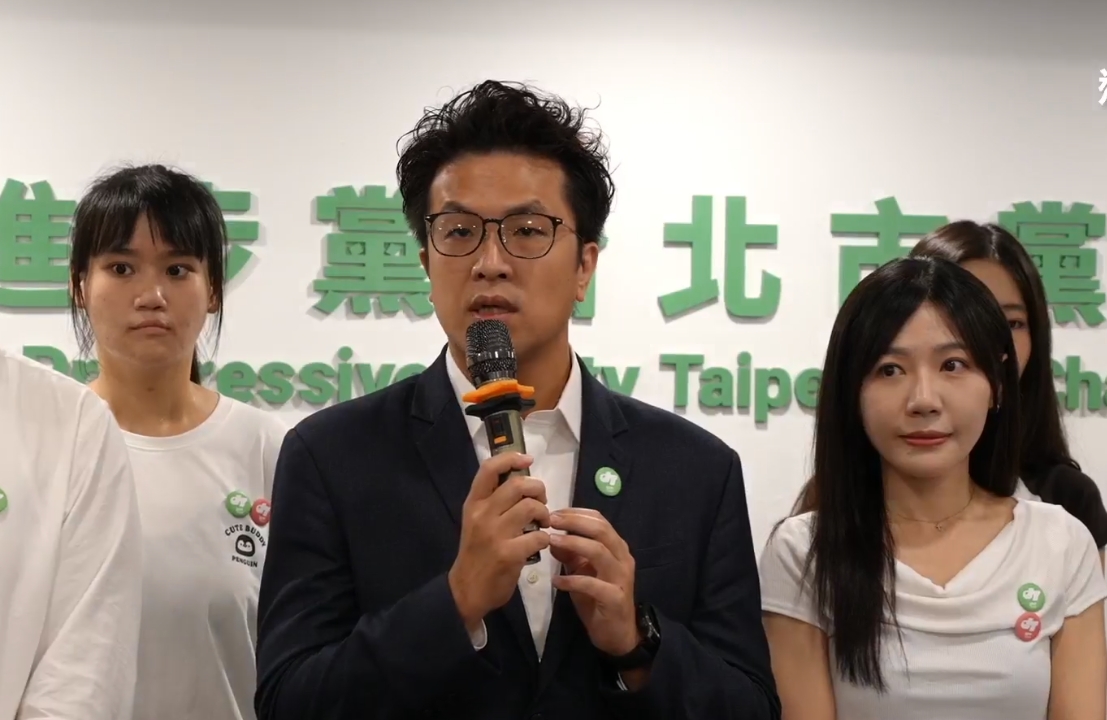 民進黨台北市長參選人沈伯洋今日批評,「把廚餘給弱勢團體」聽起來是非常不恰當的發言。(翻攝自臉書@民主進步黨台北市黨部)