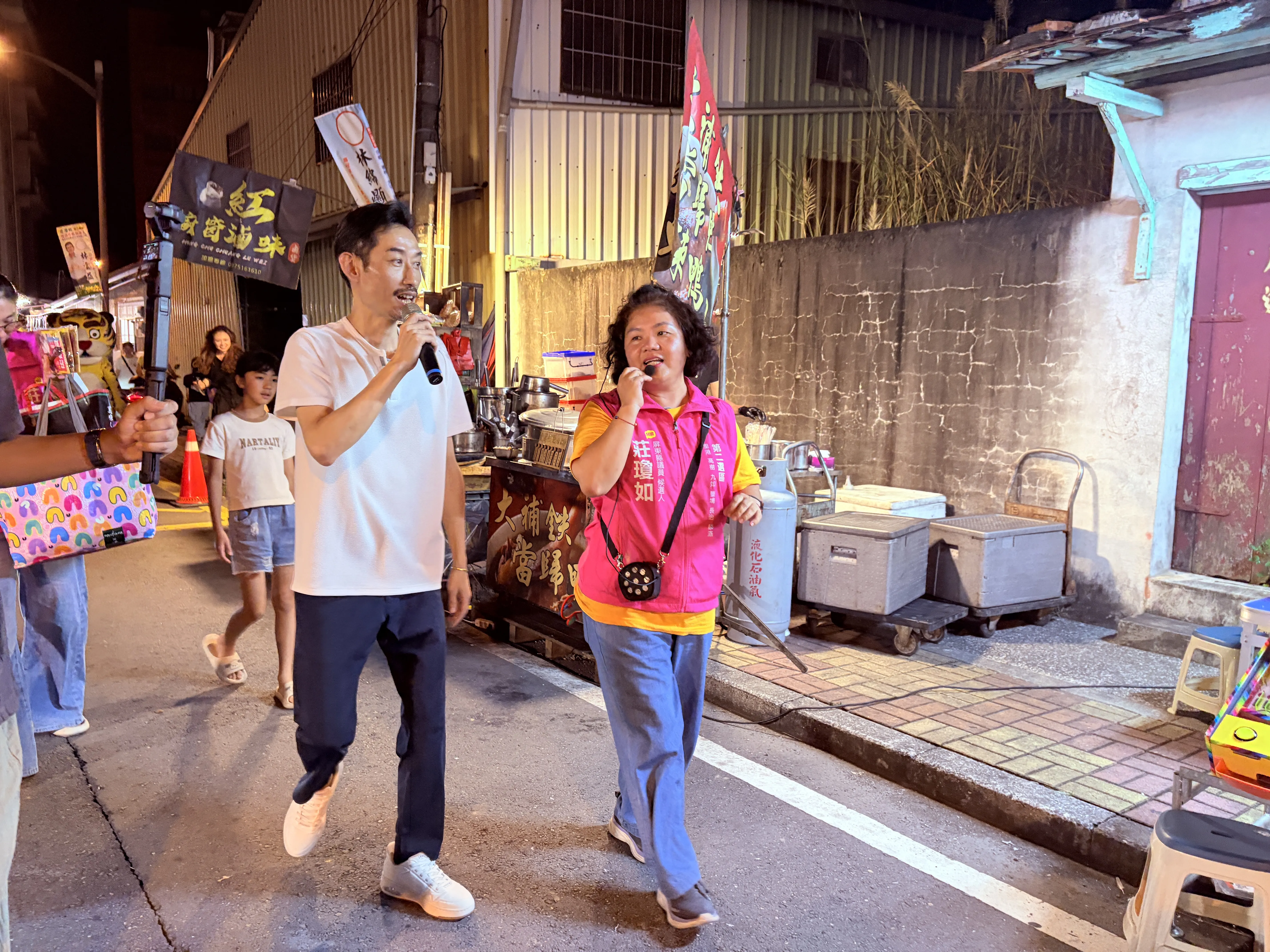 金鐘影帝陳竹昇昨驚喜現身力挺莊瓊如，還陪同她掃街，希望爭取更多選民支持。（莊瓊如提供）