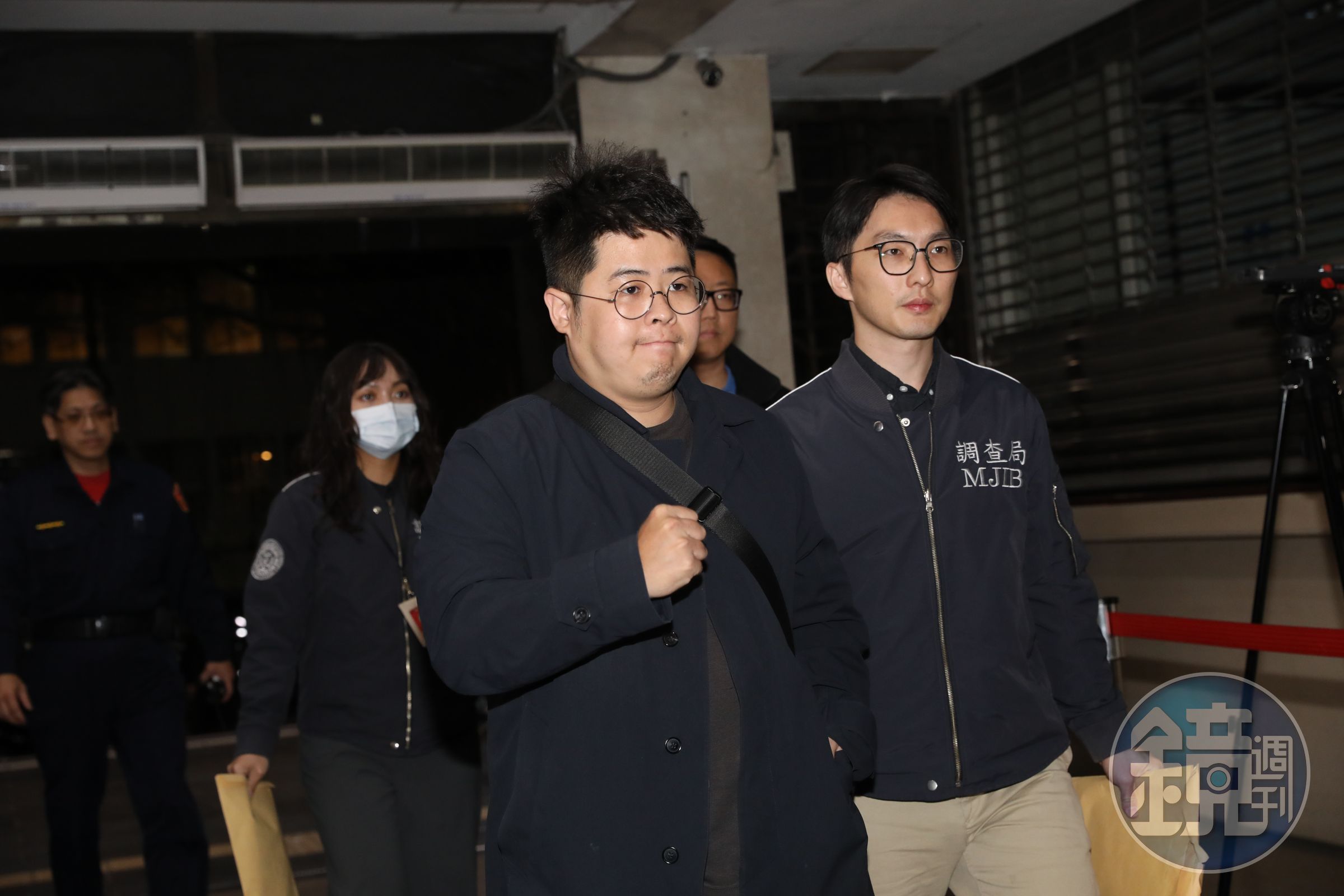 罷免綠委的藍營青年軍被告發偽造提議書,遭檢調約談,陳冠安晚間移送北檢時不發一語。