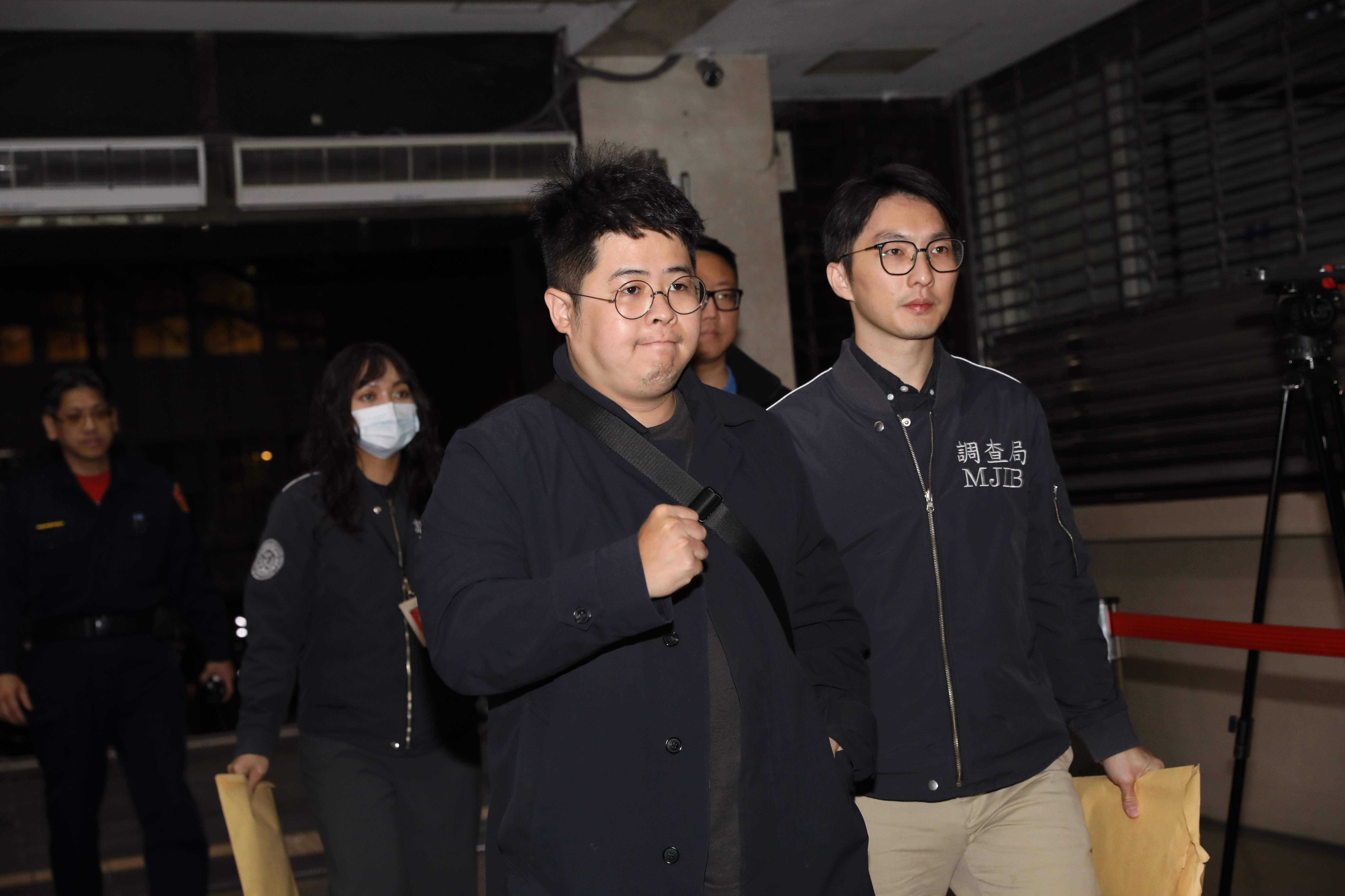 罷免綠委的藍營青年軍被告發偽造提議書，遭檢調約談，陳冠安晚間移送北檢時不發一語。