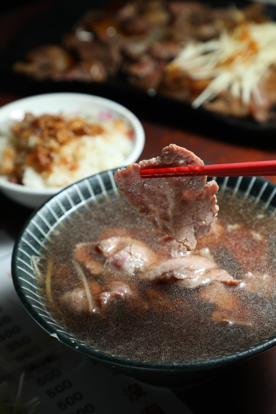裴社長讚嘆順德土產牛肉湯的牛肉嫩極了,這個鮮甜味不是調味出來的,而是溫體牛的肉味,湯頭的鮮甜更直衝腦門!(鏡週刊提供)