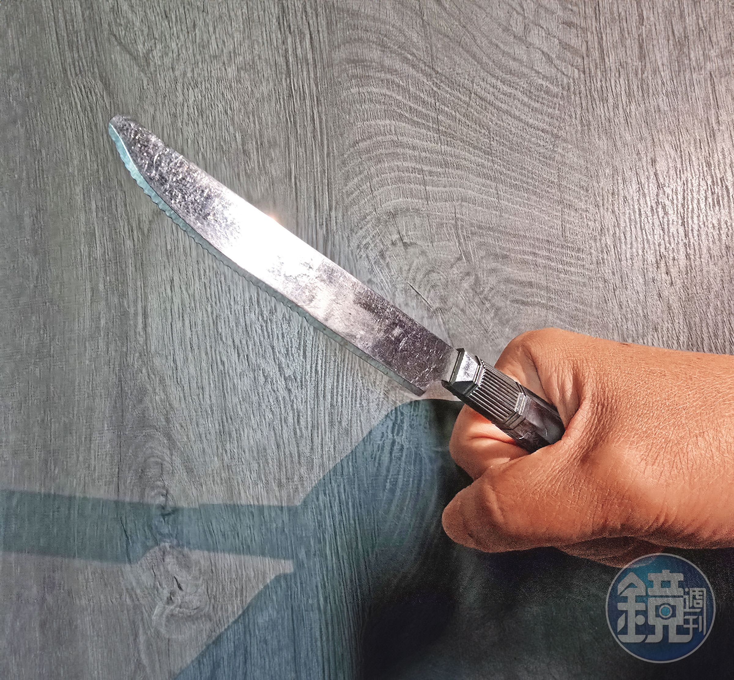 警方發現死者遺體時,右頸還插著一把牛排刀。(示意畫面)