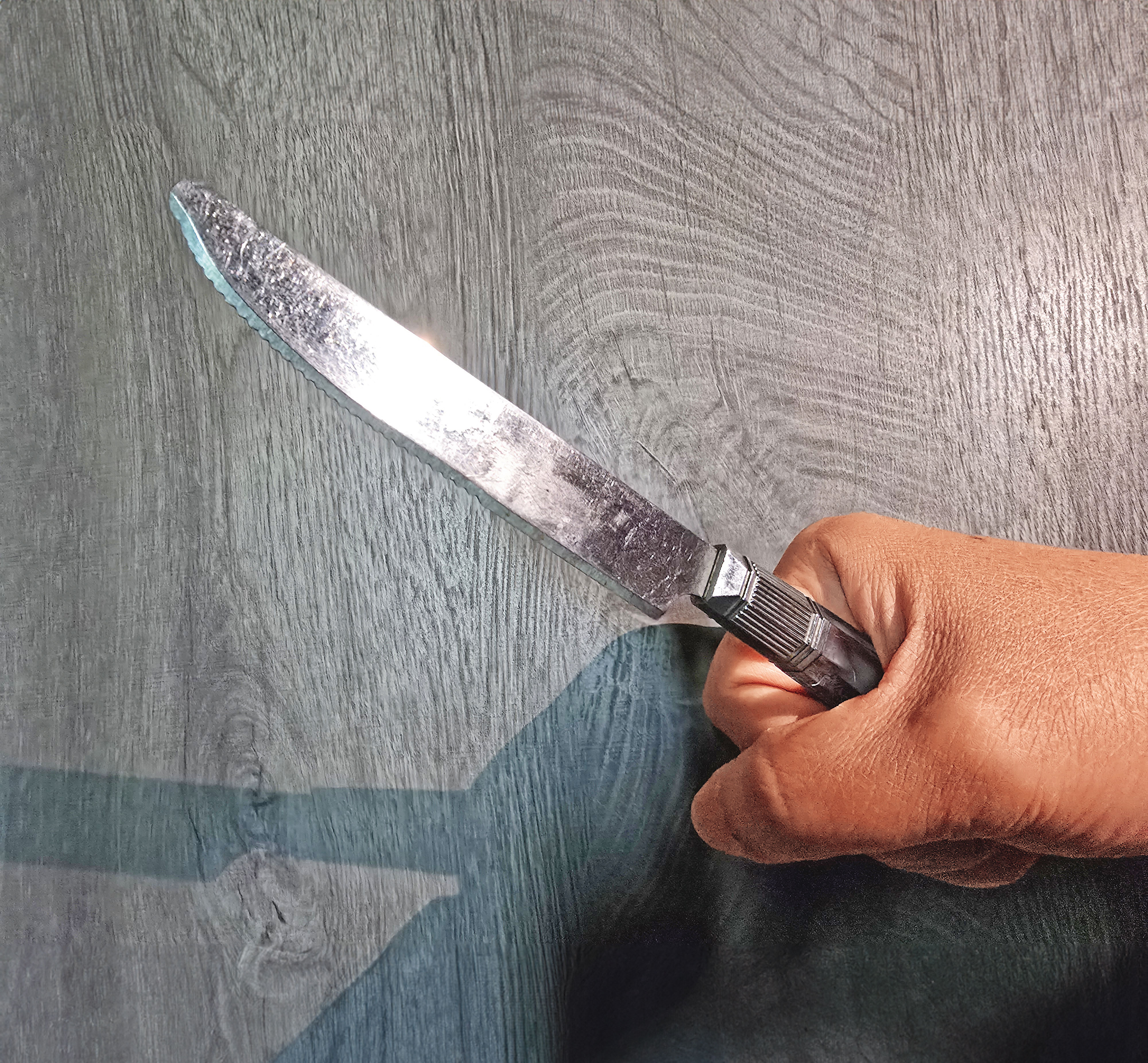警方發現死者遺體時,右頸還插著一把牛排刀。(示意畫面)
