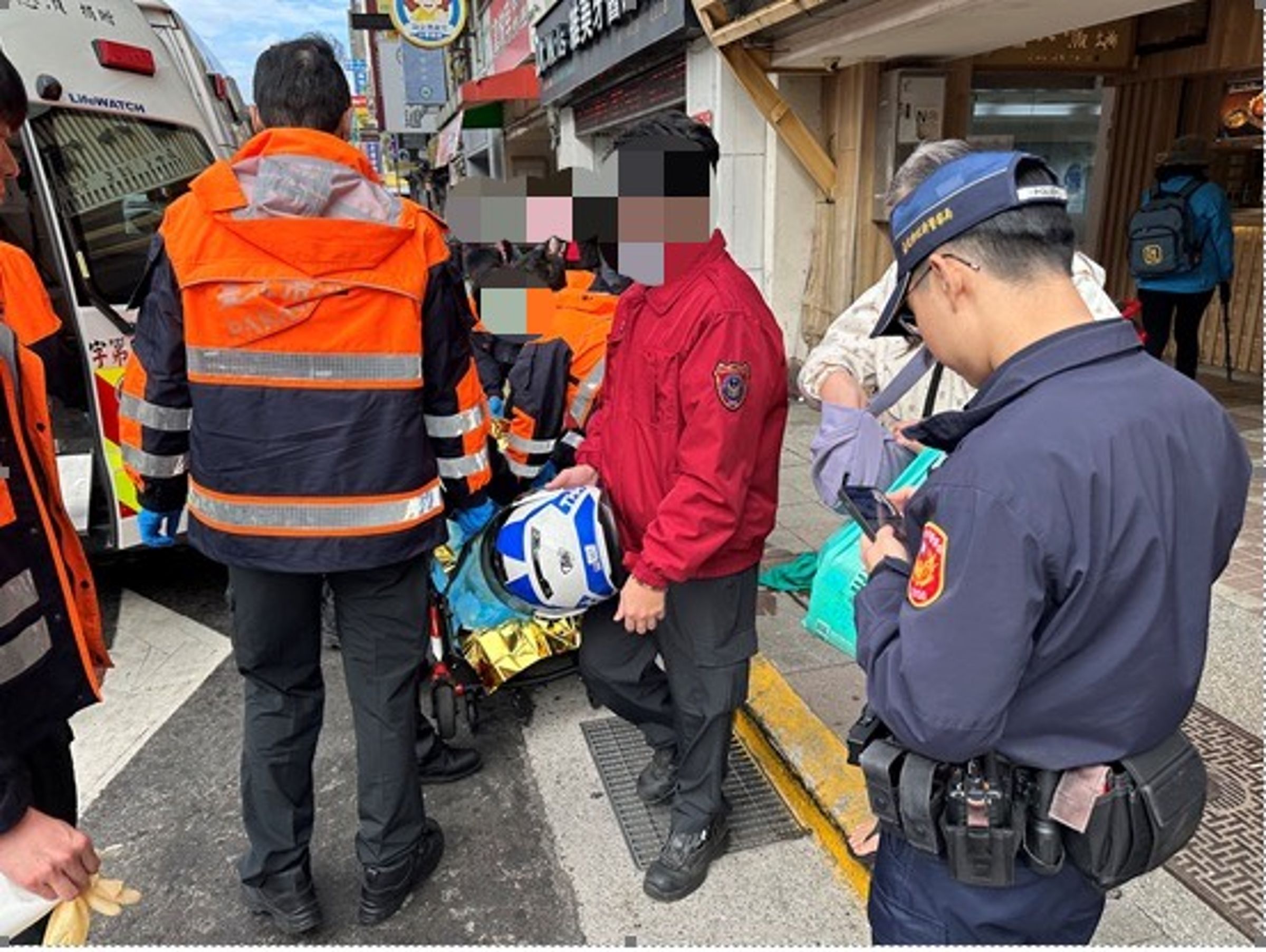 孕婦街頭分娩，警消遠端合作路邊簡臍帶守護新生兒。（警方提供）