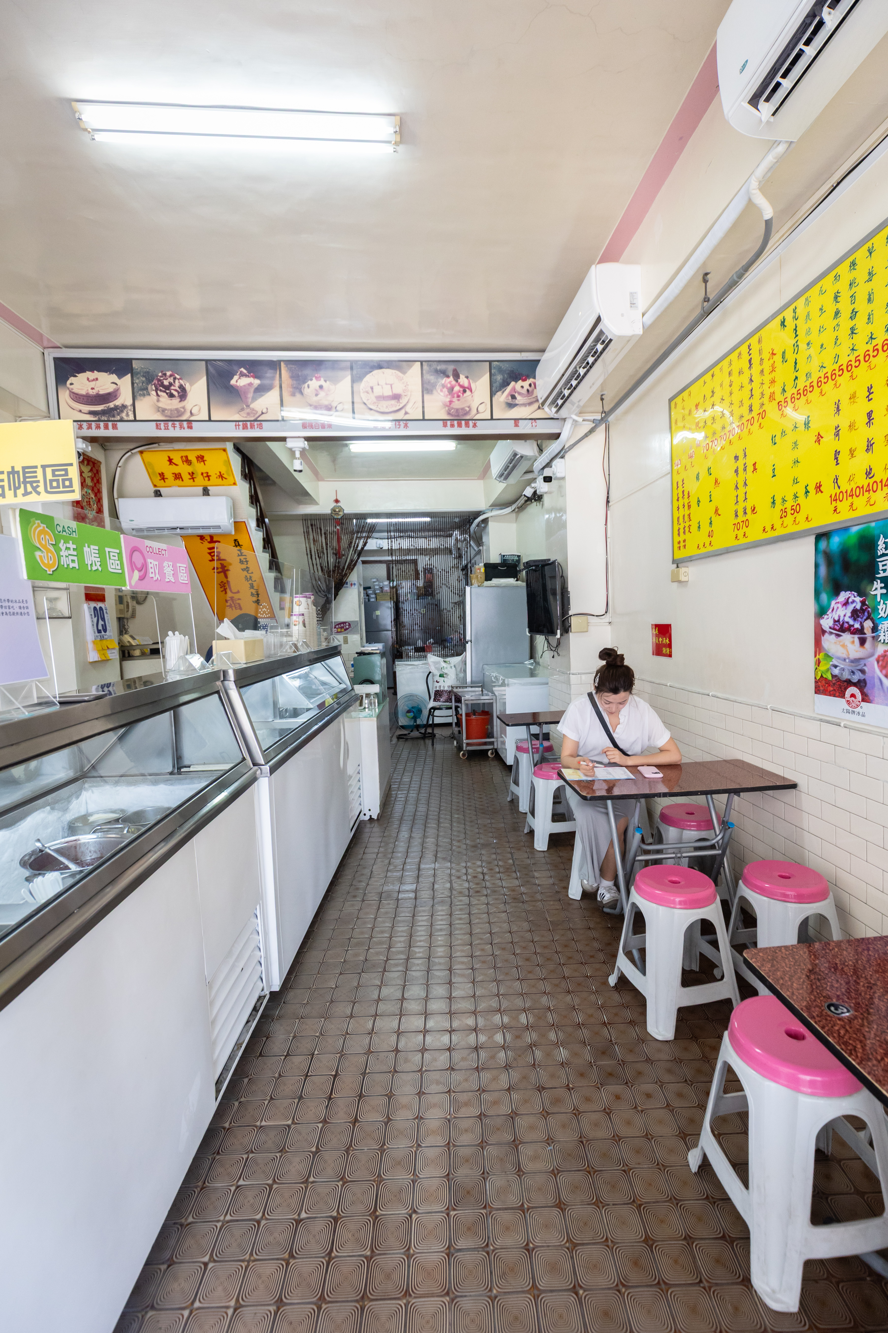 店內沒有進行華麗翻修，停留在80年代的復古裝潢反而更有味道。