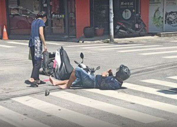 騎士行經二林路口，慘栽進寬約1米大洞，車頭幾乎沒入坑中，畫面驚悚。（翻攝自臉書／二林人大小事）