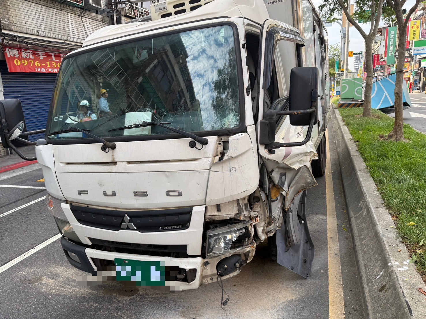貨車也受損。（警方提供）