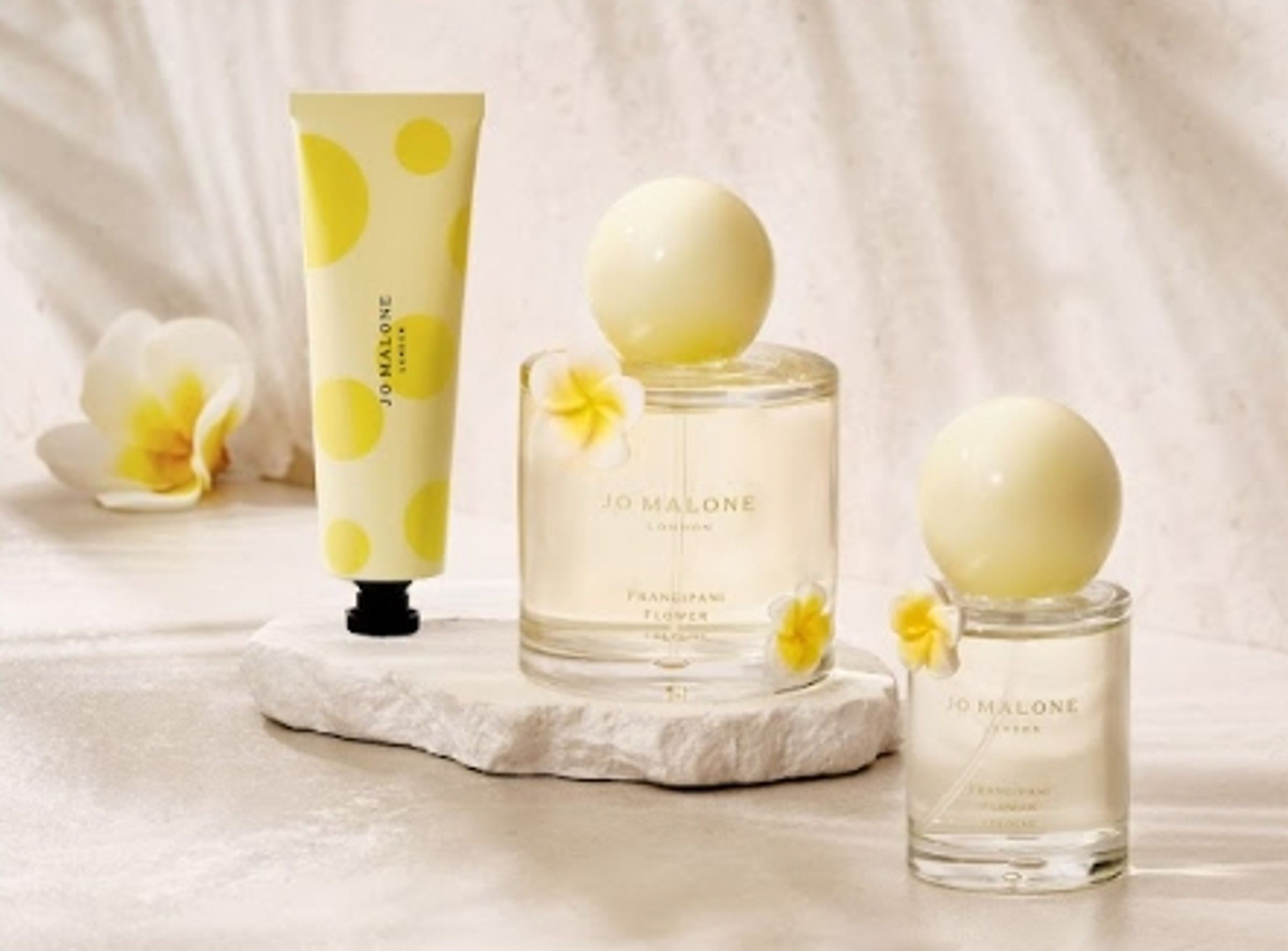 Jo Malone London經典雞蛋花香水限量回歸,同步推出香水與護手霜系列。(Jo Malone London提供)