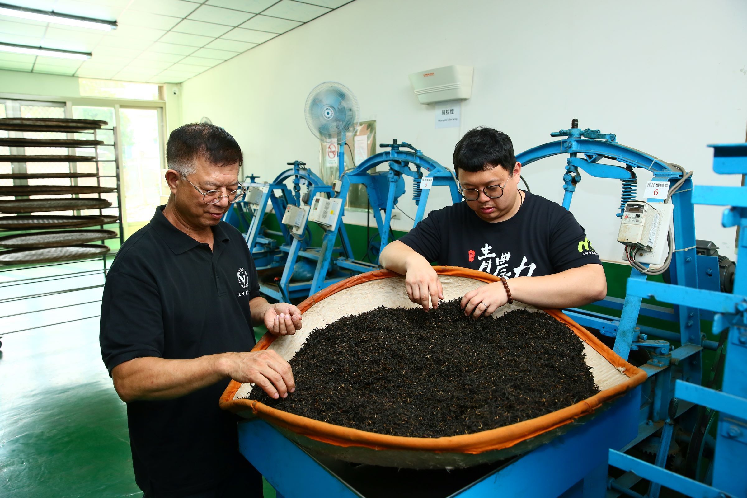 百年天芳茶行第五代黃正忠（左）、第六代黃耀寬（右），各種茶的製作功力一流，還不時也幫其他茶商、茶行代炒茶菁。