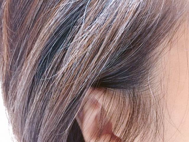 營養師透露長白頭髮可能是缺乏特定營養，可透過食物補充維持黑髮。（示意圖，photoAC）
