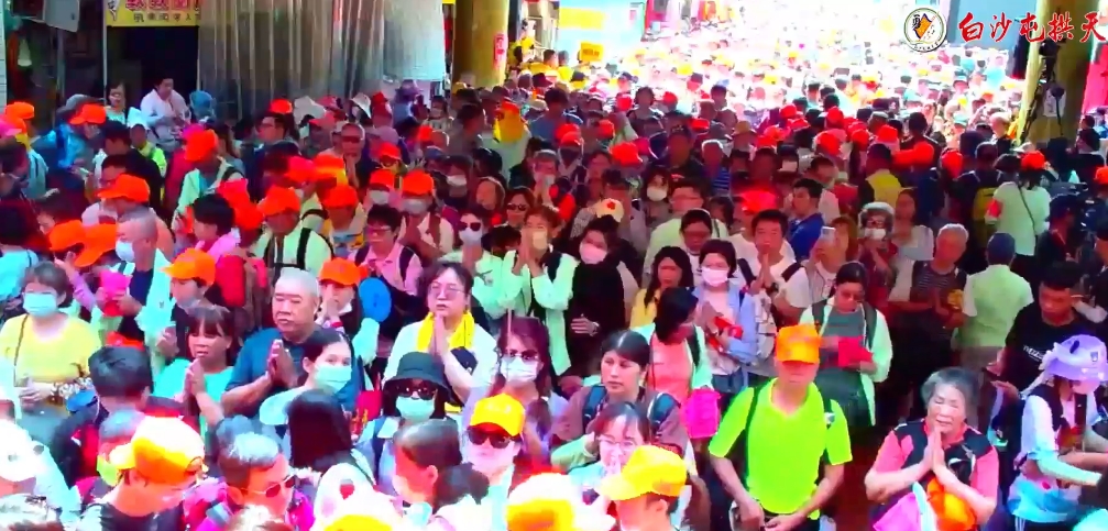 拱天宮一早湧人潮畫面曝光。（翻攝自拱天宮直播）
