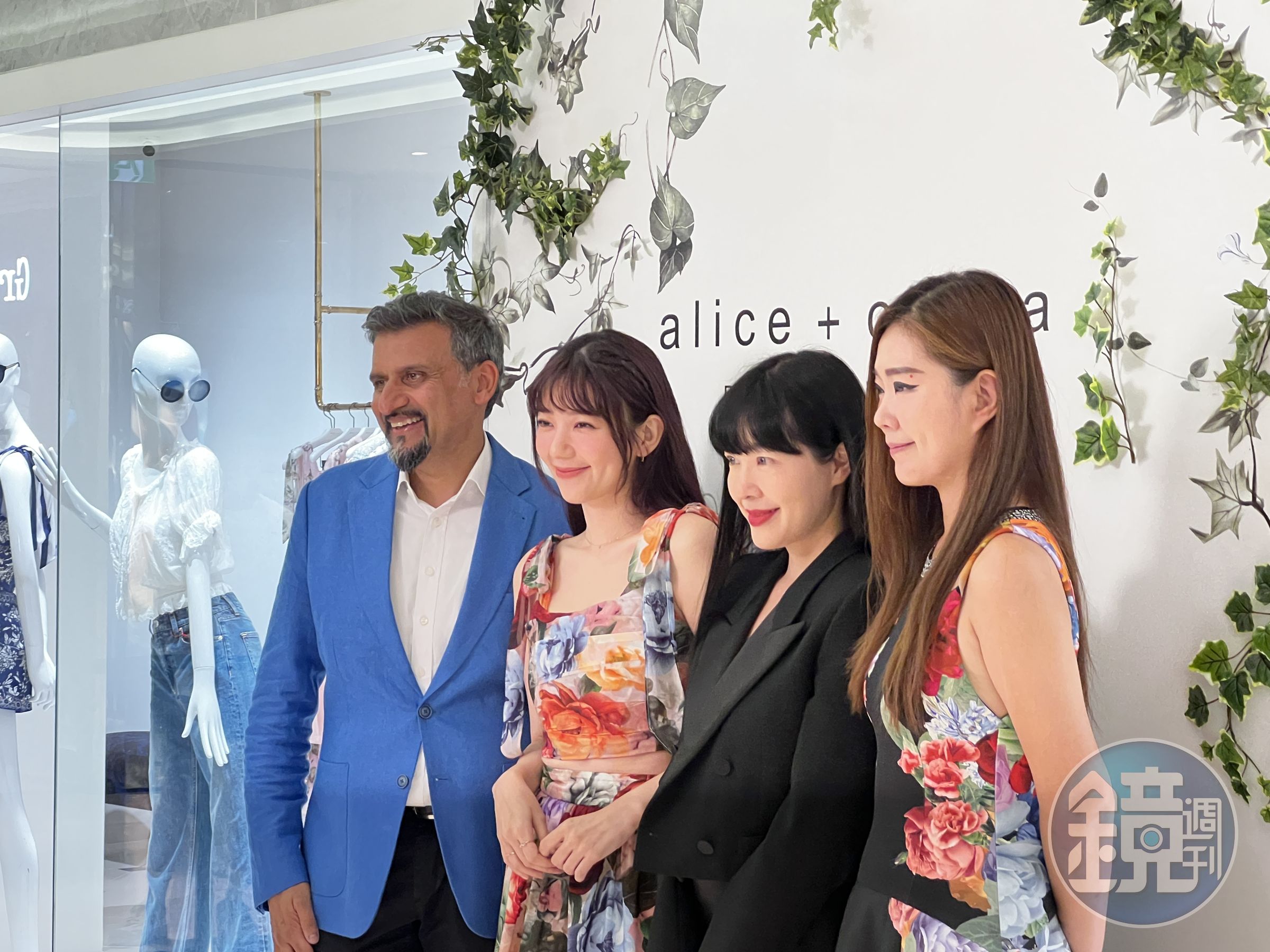 （左起）alice + olivia by Stacey Bendet亞太區總裁Mr.Deepak Sharma、郭雪芙、微風集團策略長廖曉喬、品牌台灣區總經理Serene一同出席開幕活動。