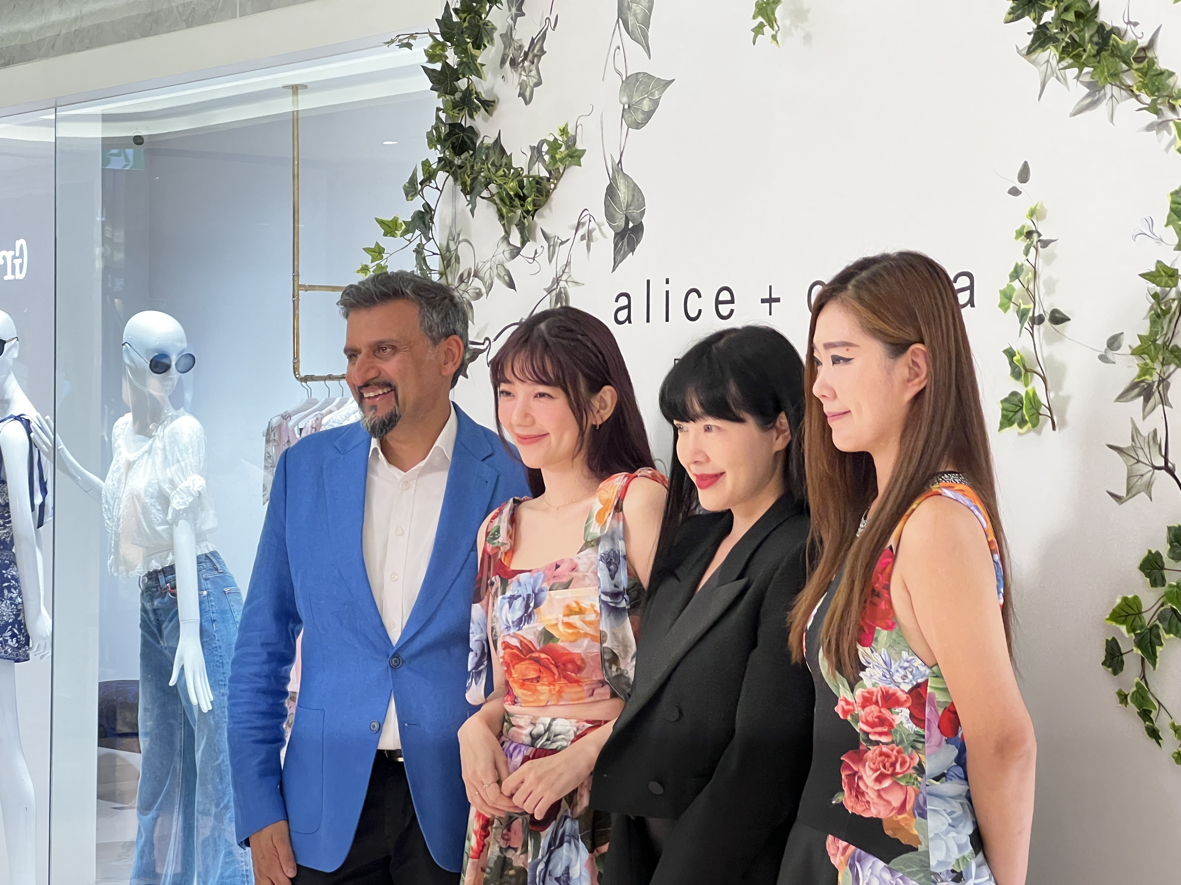 (左起)alice + olivia by Stacey Bendet亞太區總裁Mr.Deepak Sharma、郭雪芙、微風集團策略長廖曉喬、品牌台灣區總經理Serene一同出席開幕活動。