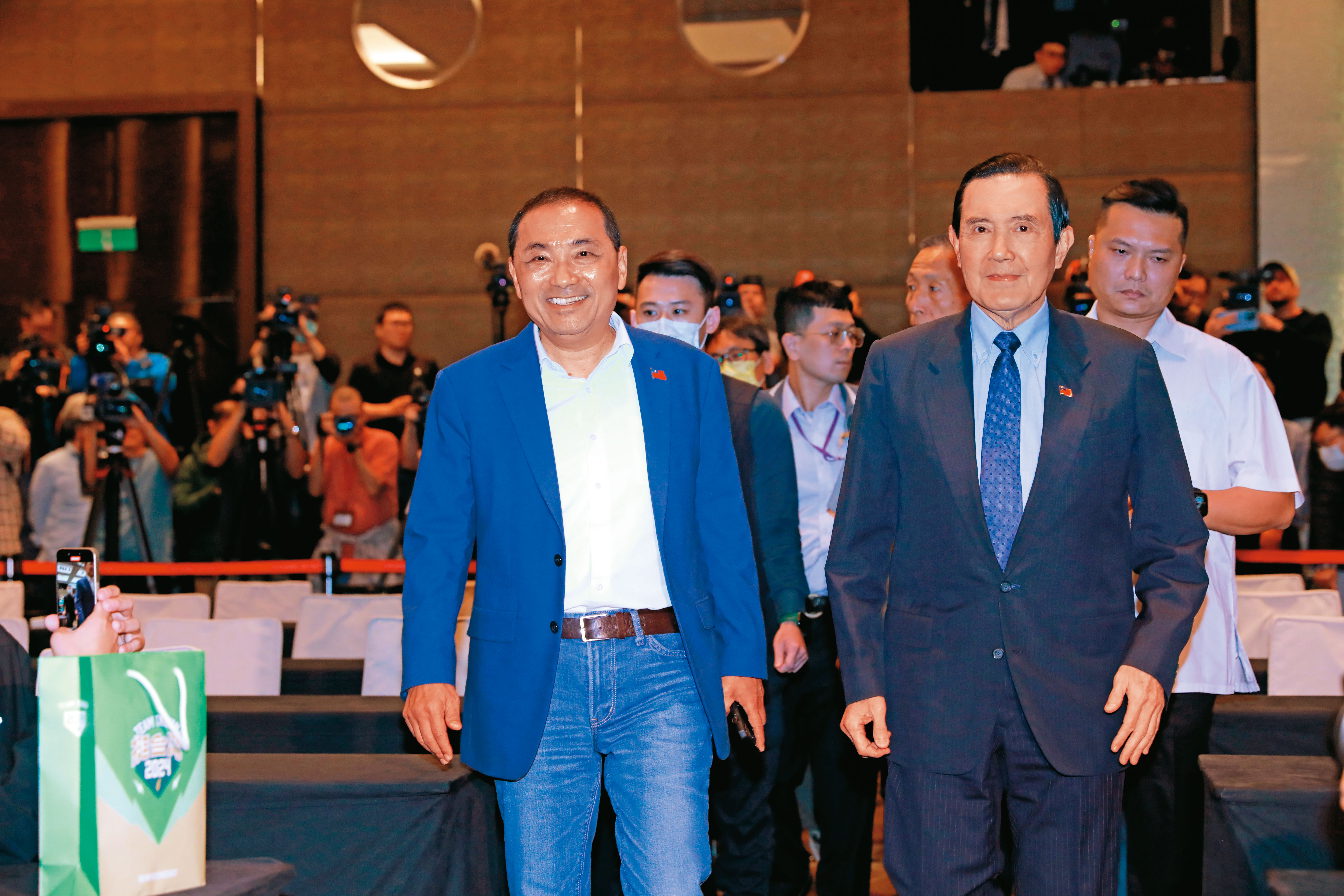 郭、柯在台北君悅飯店布局，只約侯友宜，侯卻帶著馬英九跟朱立倫一起赴約。朱立倫在一頓怒斥後離開，侯友宜跟馬英九也跟著走出會場。