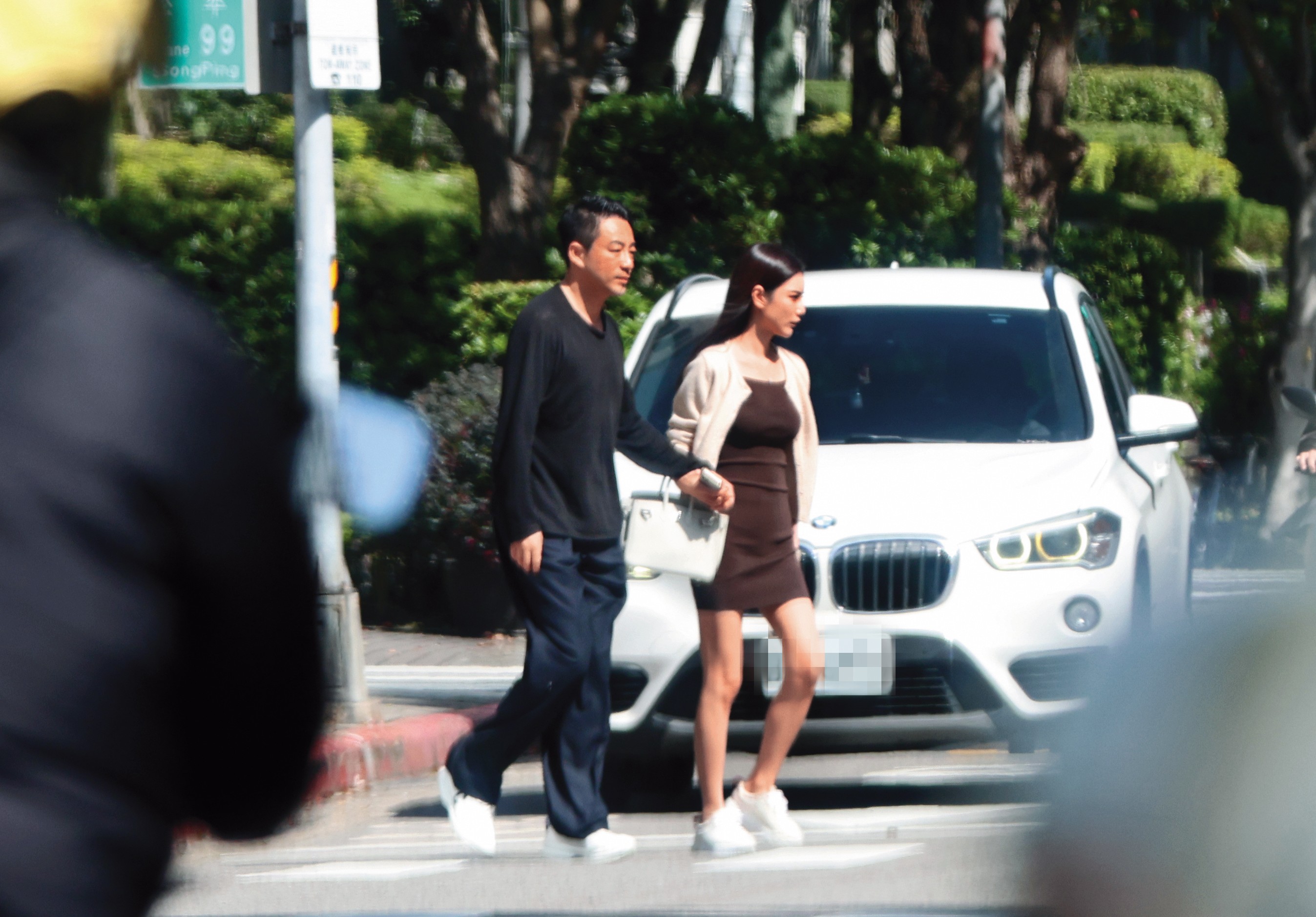 3/12 3：52，汪小菲（左）和女友Mandy手牽手出門，司機早已在門口等待。