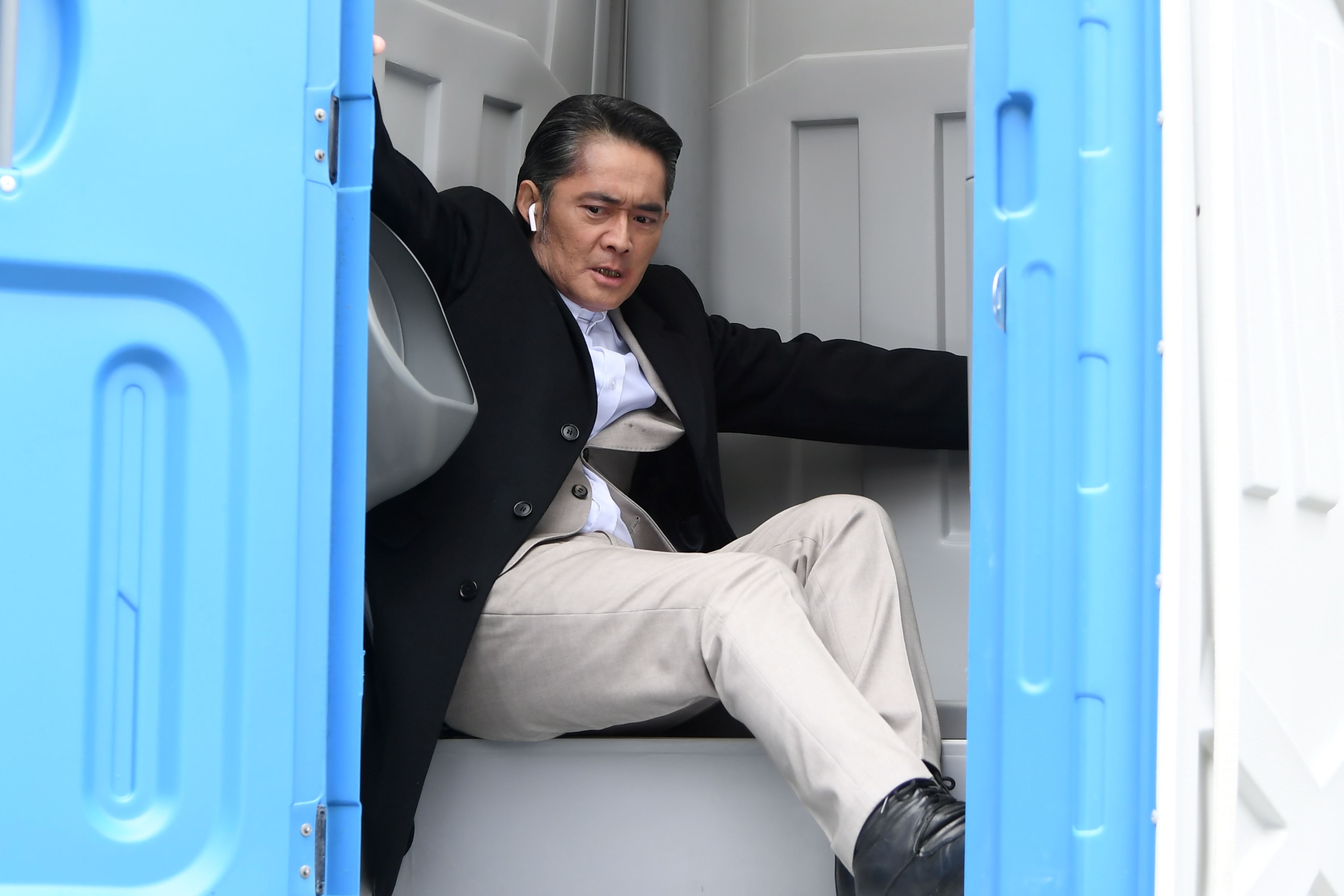 江國賓在流動廁所內被吊車吊掛在半空中，非常刺激。（三立提供）