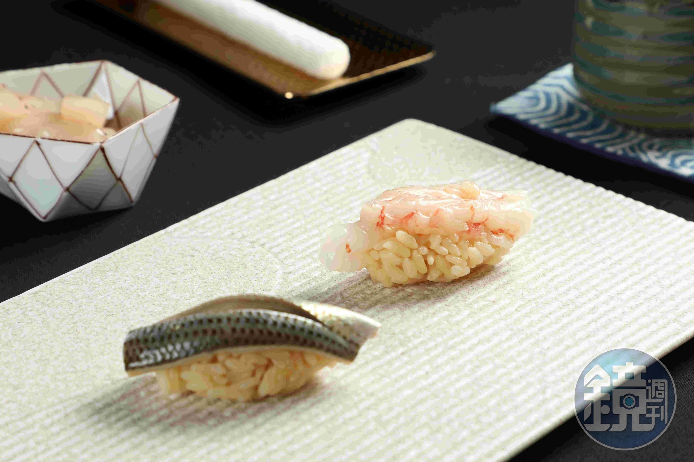 「昆布甜蝦」（後）與「小肌魚」（前）醃漬後的魚蝦鮮美中帶著醋香與柑橘清香，演繹江戶前壽司歷久彌新的風味。