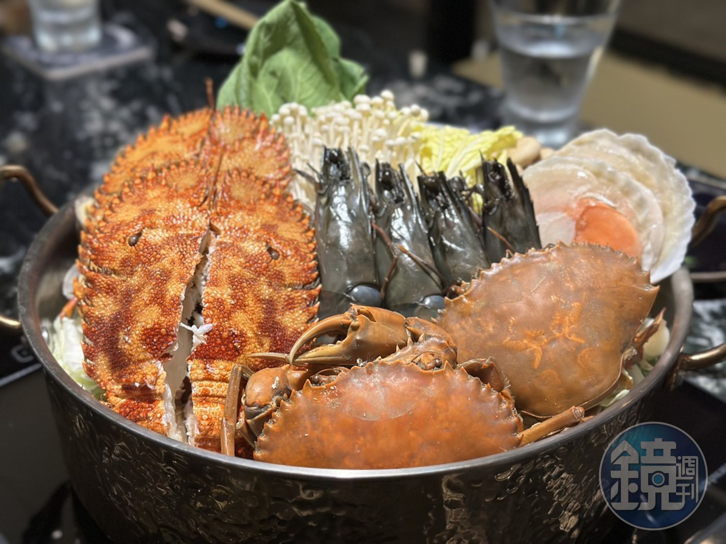 凌舞餐酒館主打的「勞力士鍋」,近期是秋蟹對尬蝦蛄。(2,680元/份)