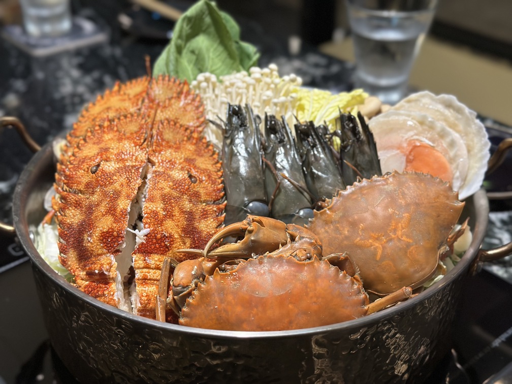 凌舞餐酒館主打的「勞力士鍋」，近期是秋蟹對尬蝦蛄。（2,680元／份）