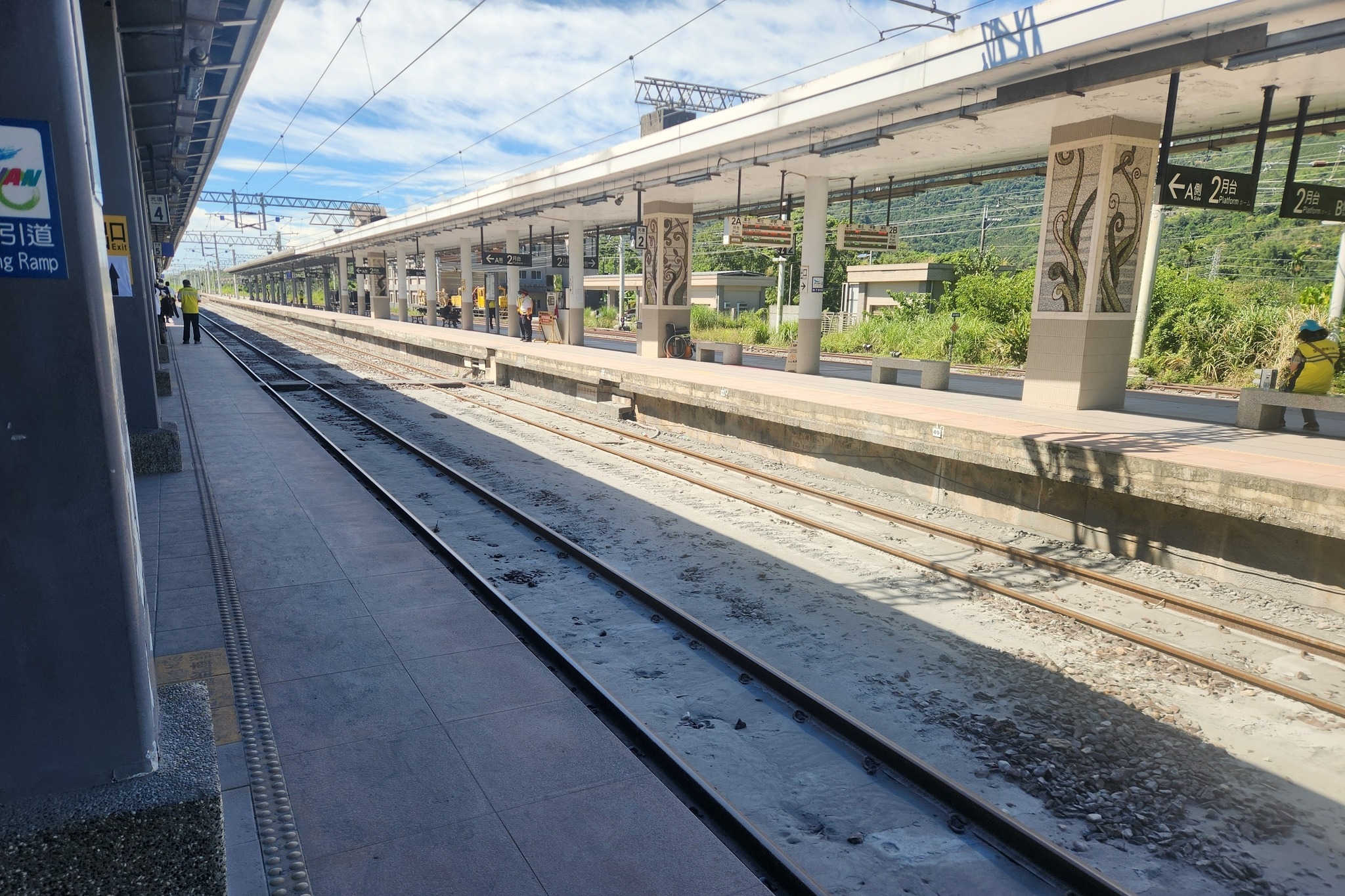 台鐵工務人員警告，受馬太鞍堰塞湖潰流影響，若不及時搶修，軌道可能出現「沉落效應」。（翻攝自台鐵工務聯合會臉書）