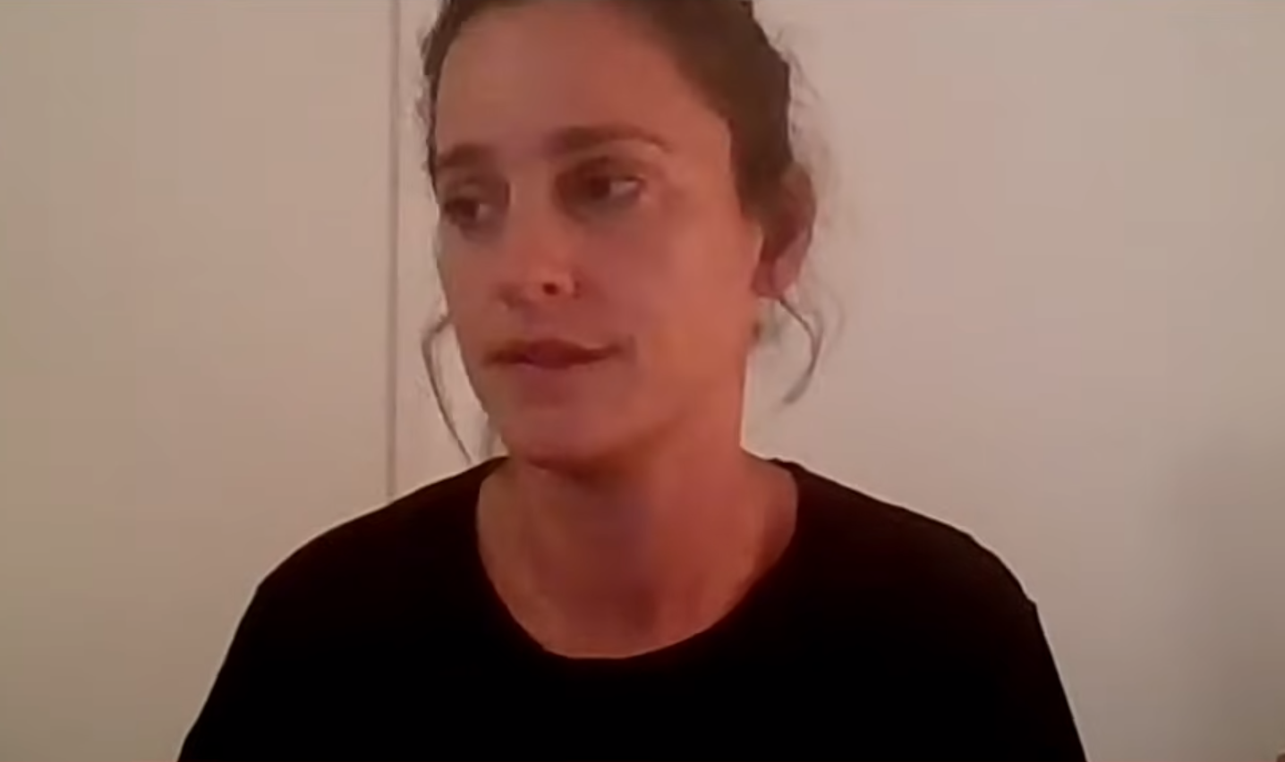 以色列雷姆基布茲8日遭到巴勒斯坦激進組織恐攻，一名以色列女子倖存後還原當時情景。（翻攝自YouTube@i24NEWS_ENS）