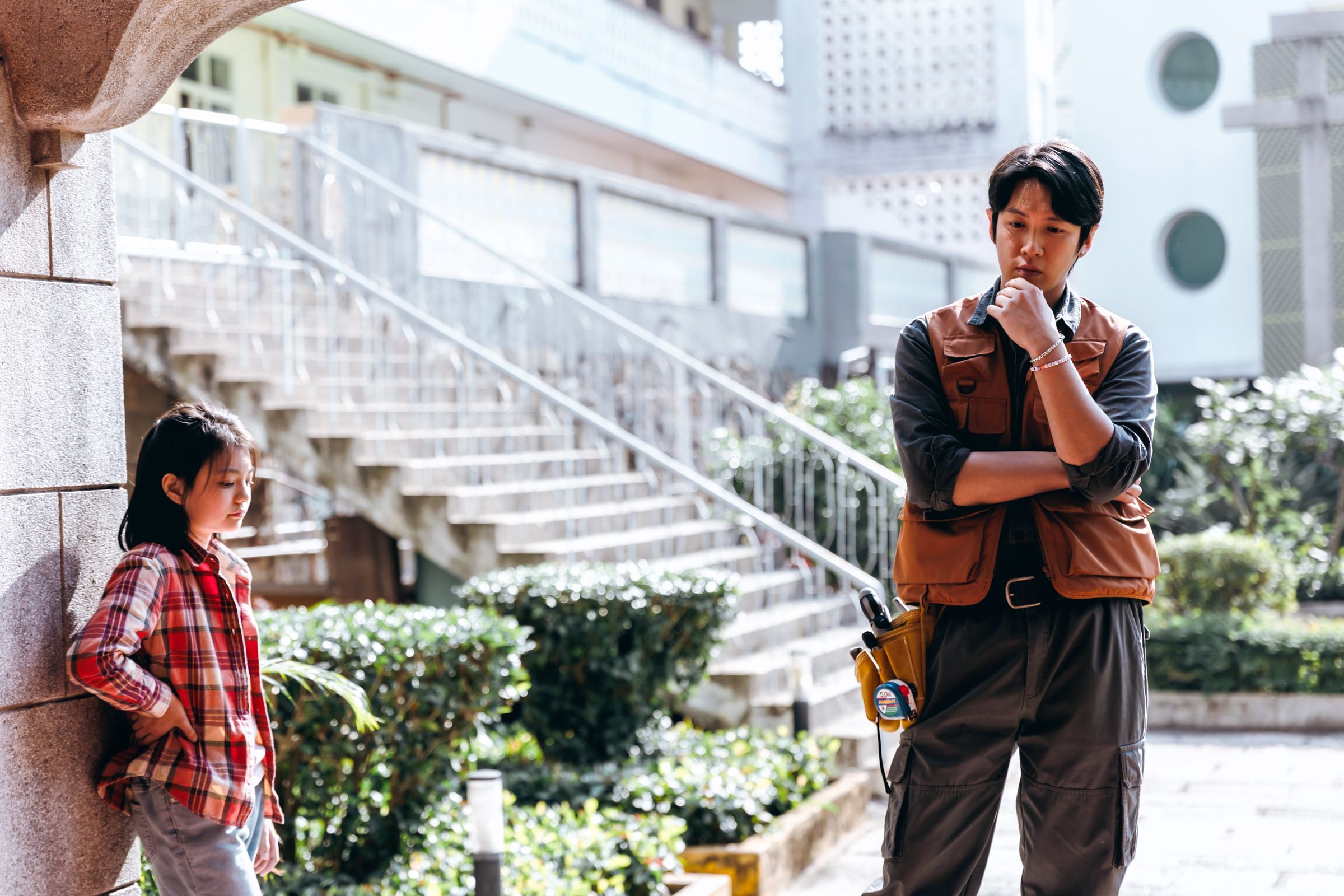 《我未許願先吹蠟燭》裡柯震東(右)、梅靜妍(左)彼此合作又各懷鬼胎。(華映提供)