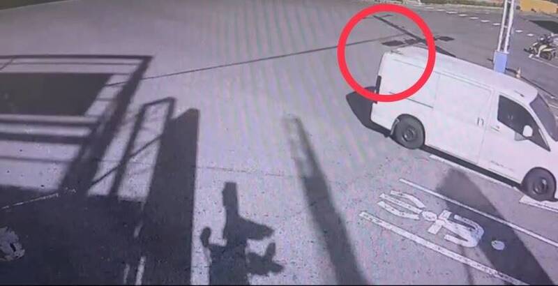 台中大里街頭昨日下午出現外觀逼真的「斷掌」,引發民眾恐慌,警方追查後確認為玩具假手。(翻攝畫面)