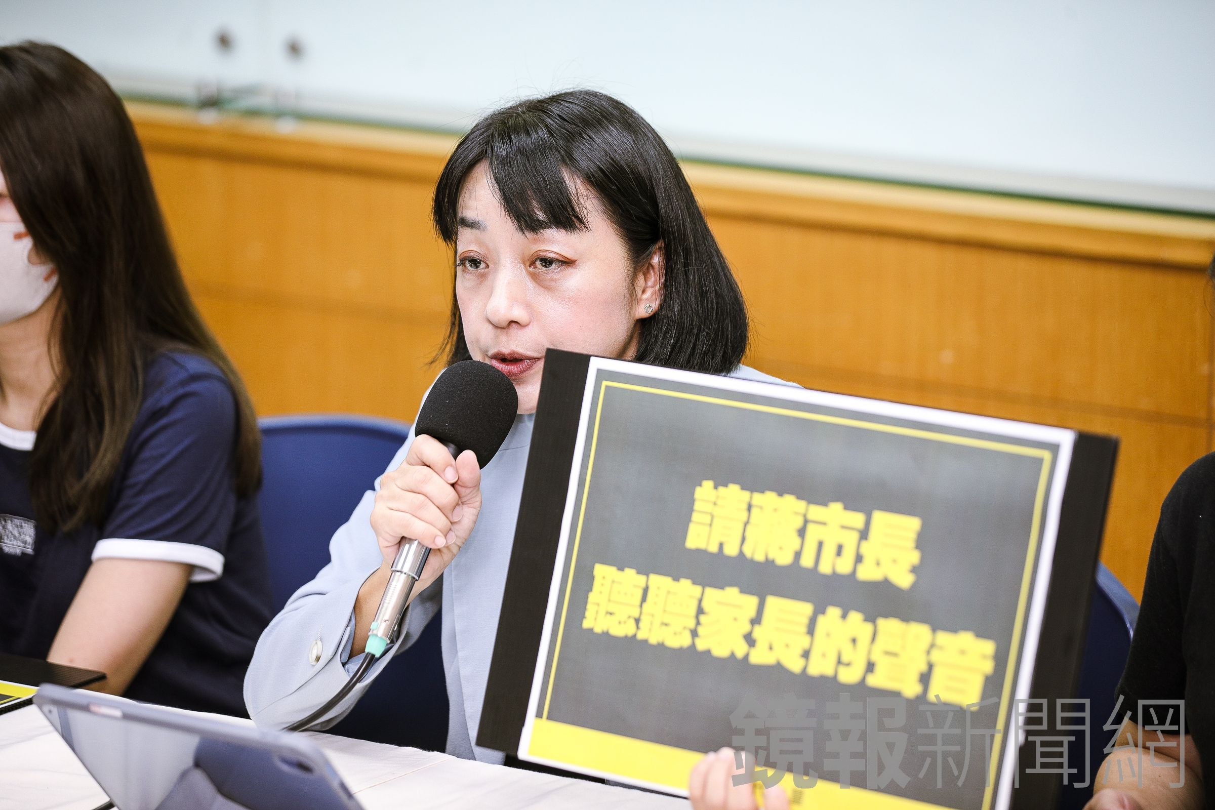 王婉諭今日偕同啟明學校多位家長召開記者會。（鏡報鄒保祥攝）