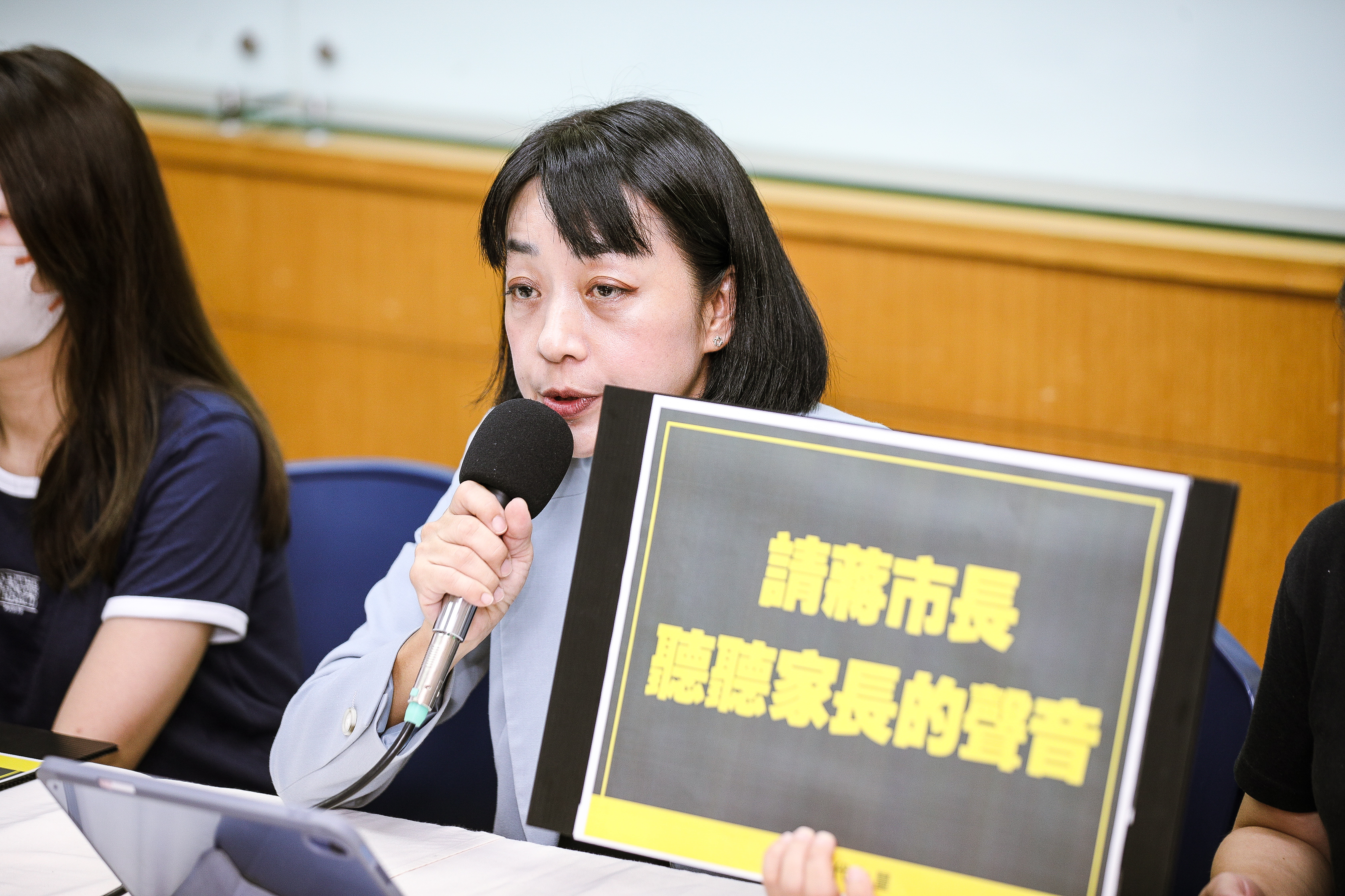 王婉諭今日偕同啟明學校多位家長召開記者會。(鏡報鄒保祥攝)