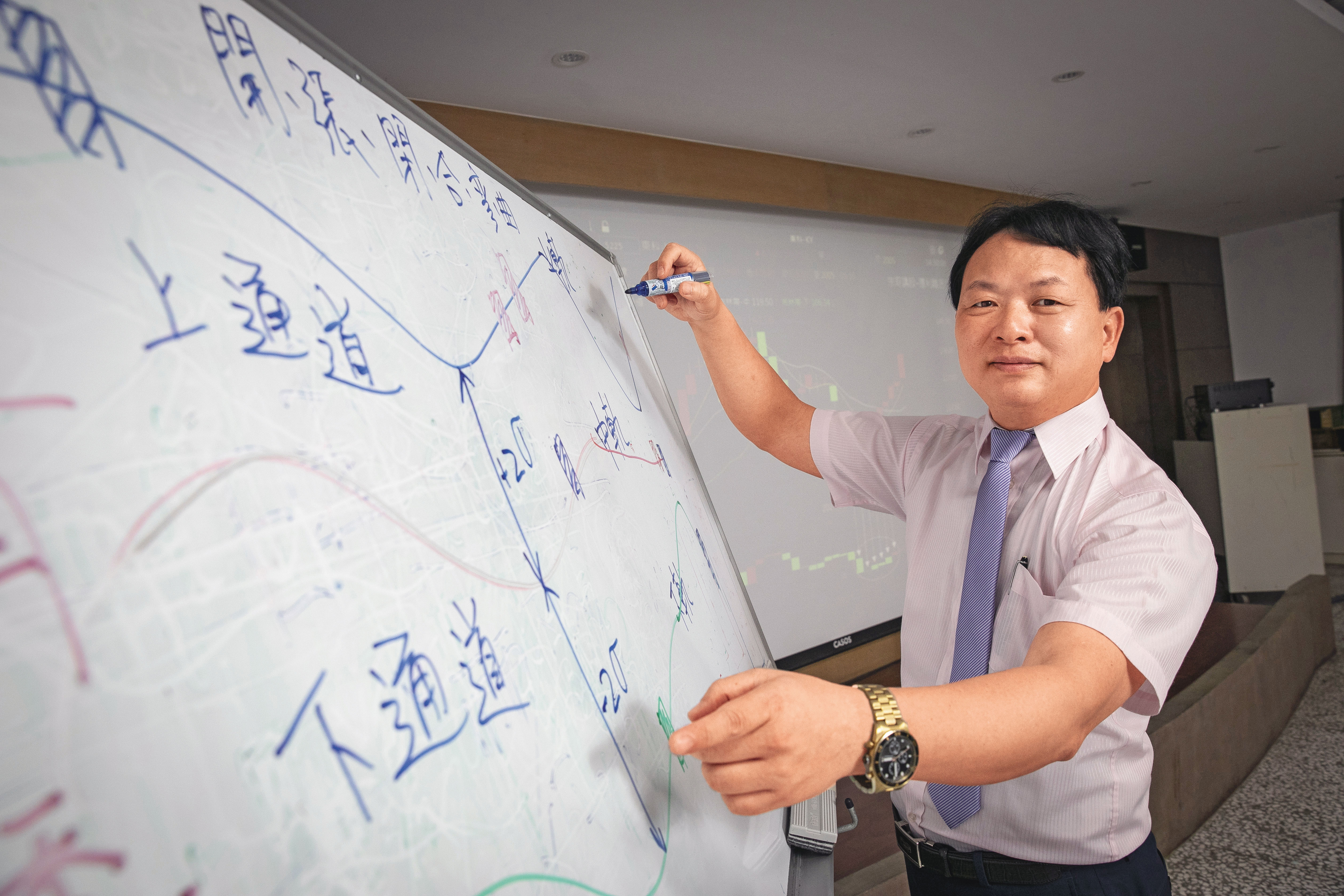 莊文宗透過主副圖策略股海淘金，「布林線」框住股價波動，再以「寶塔線」抓漲點，滾出6千萬元身家。