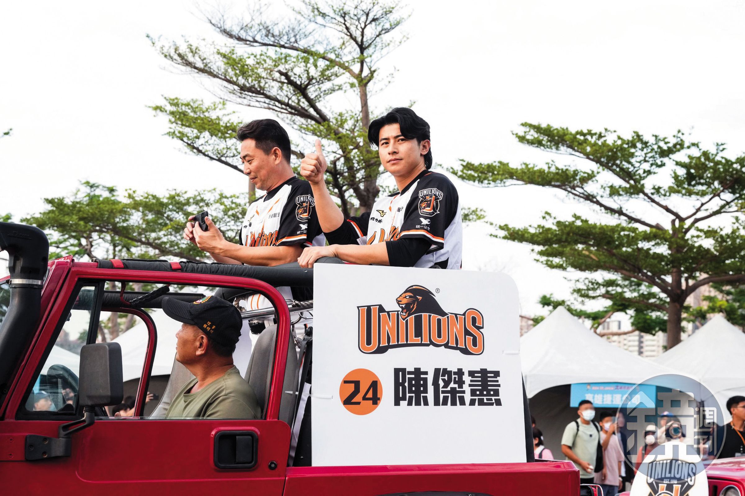 陳傑憲(右)與統一獅總教練林岳平(左)一起參加「OPEN!大氣球遊行」,據說陳傑憲當天私下暖心寵粉,更傳將現身高雄夢時代的耶誕與跨年活動。 (翻攝自統一獅官方粉絲團臉書)