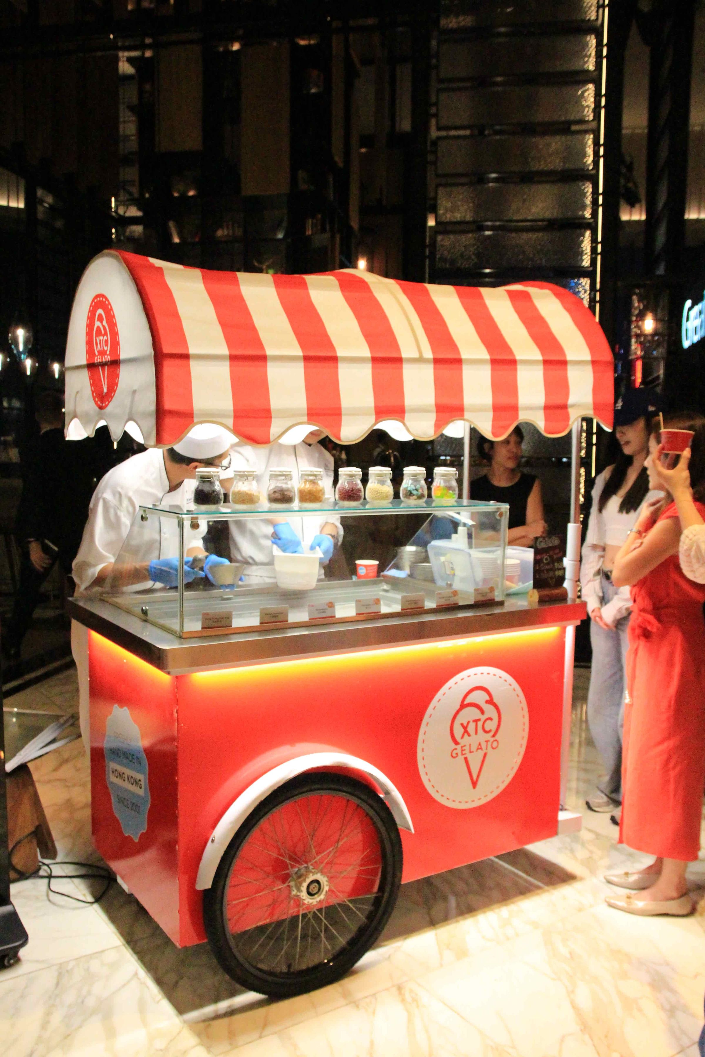 Mirage Bar & Restaurant入口處的可愛Gelato餐車，吸引許多來往住客。