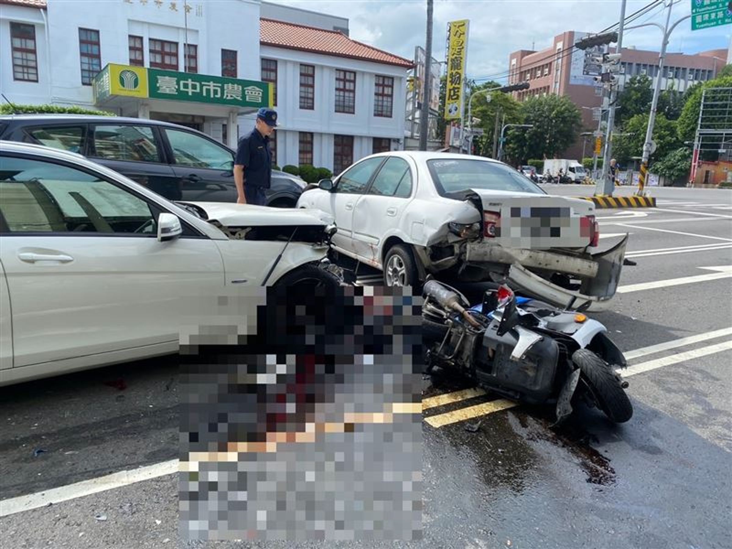 台中市豐原區19日下午發生6部汽、機車連環追撞嚴重事故，釀1死3傷悲劇。（翻攝畫面）
