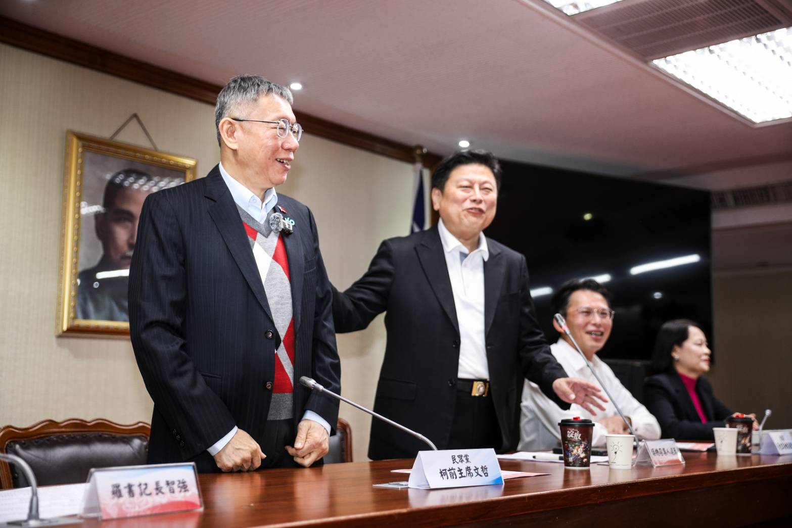 傅崐萁拍拍柯文哲背，安慰柯「走政治沒背個兩三條不會大尾」。（鏡報鄒保祥）