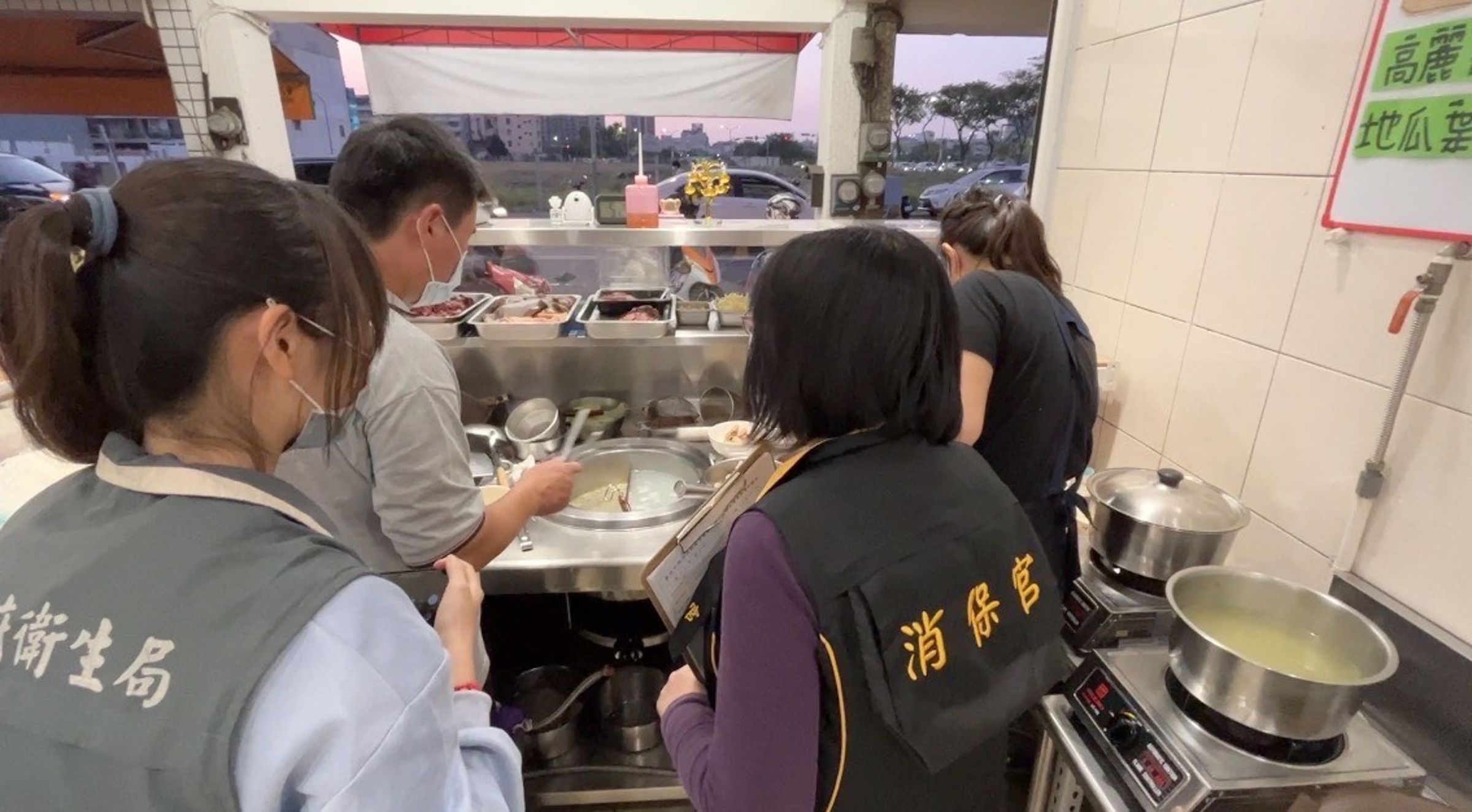 南市消保官會同衛生局查核台南美食豬心冬粉。(南市府提供)
