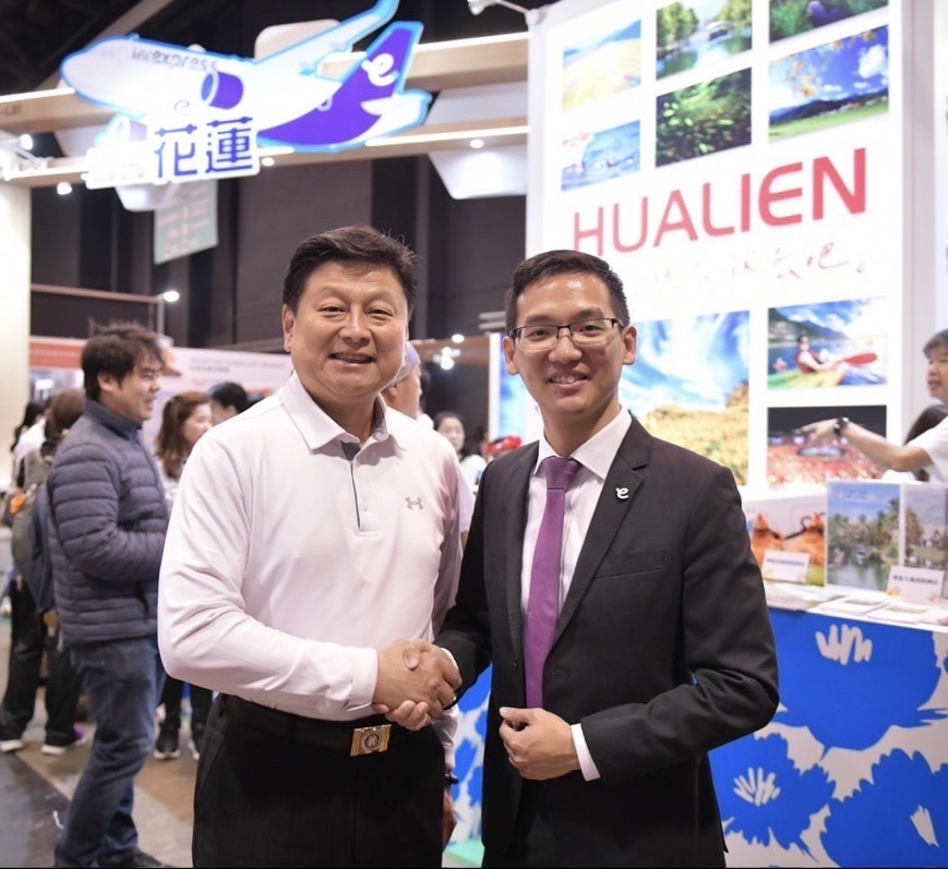 傅崐萁飛香港，表示「為花蓮拚觀光」。圖為傅崐萁和香港快運航空總經理合照。（翻攝自傅崐萁臉書）